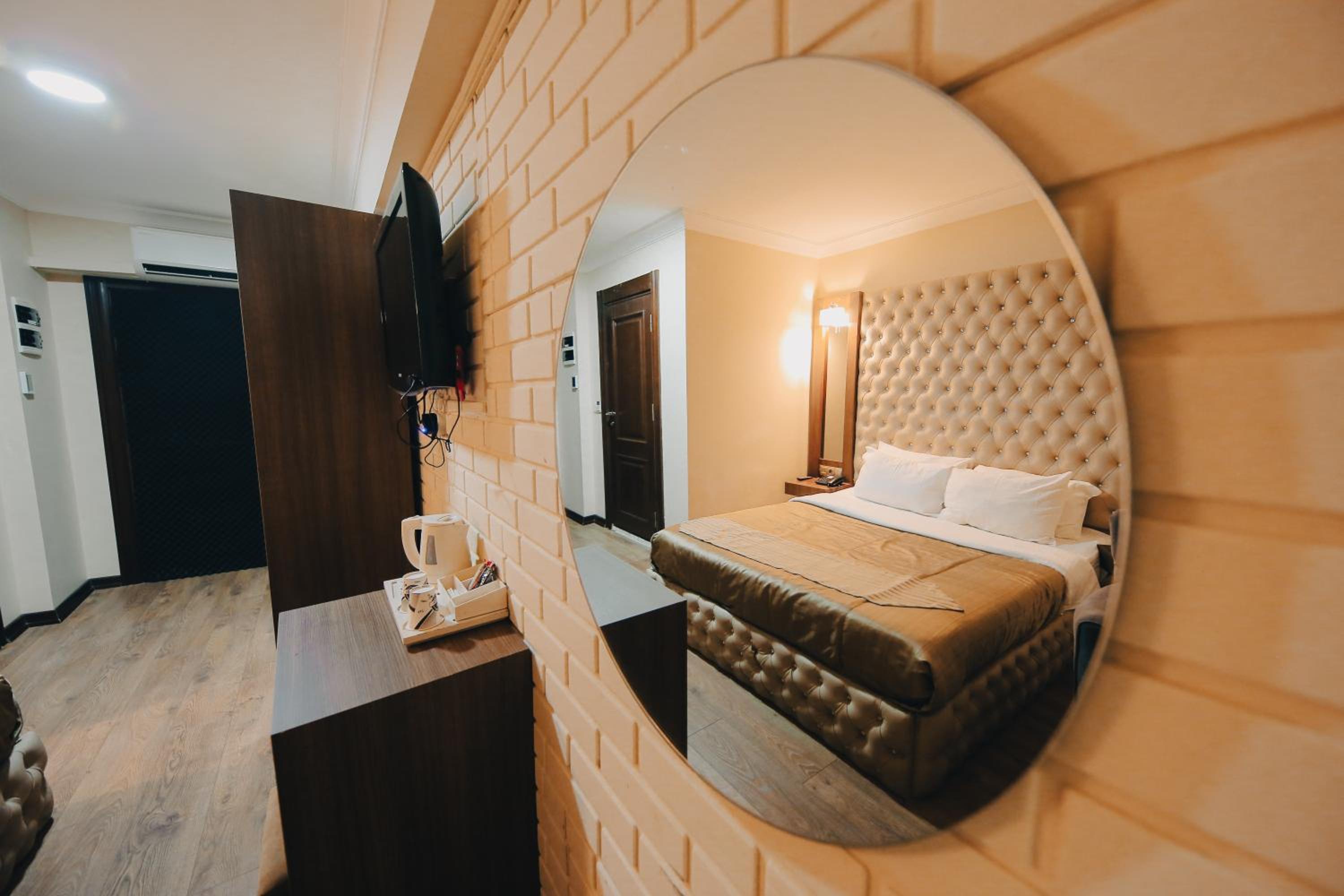 Red Green Hotel - Image 14