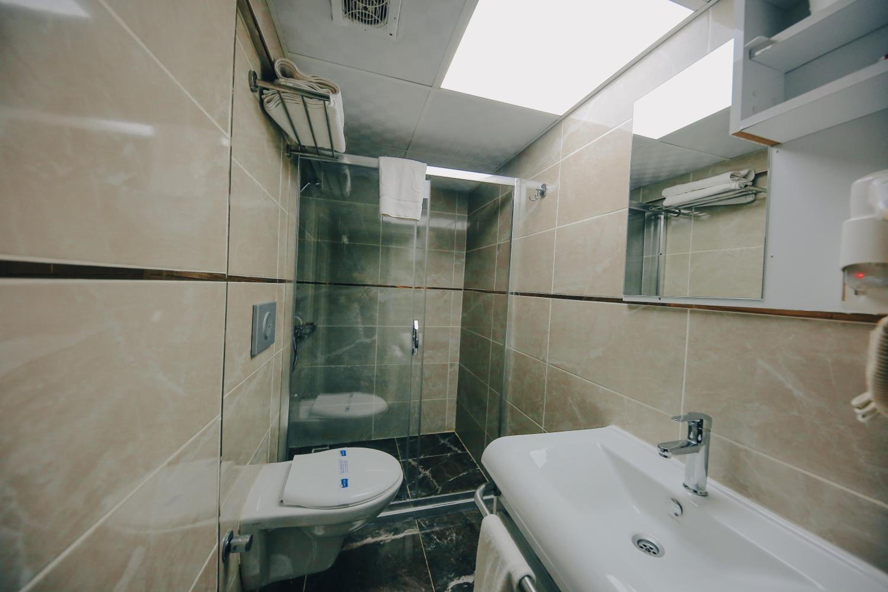 Red Green Hotel - Image 16