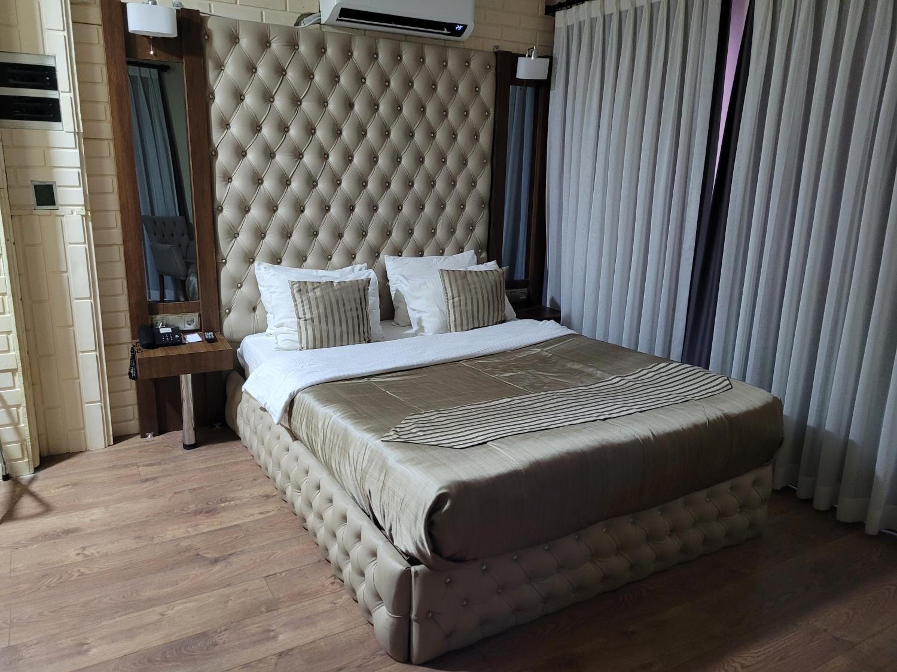 Red Green Hotel - Image 26