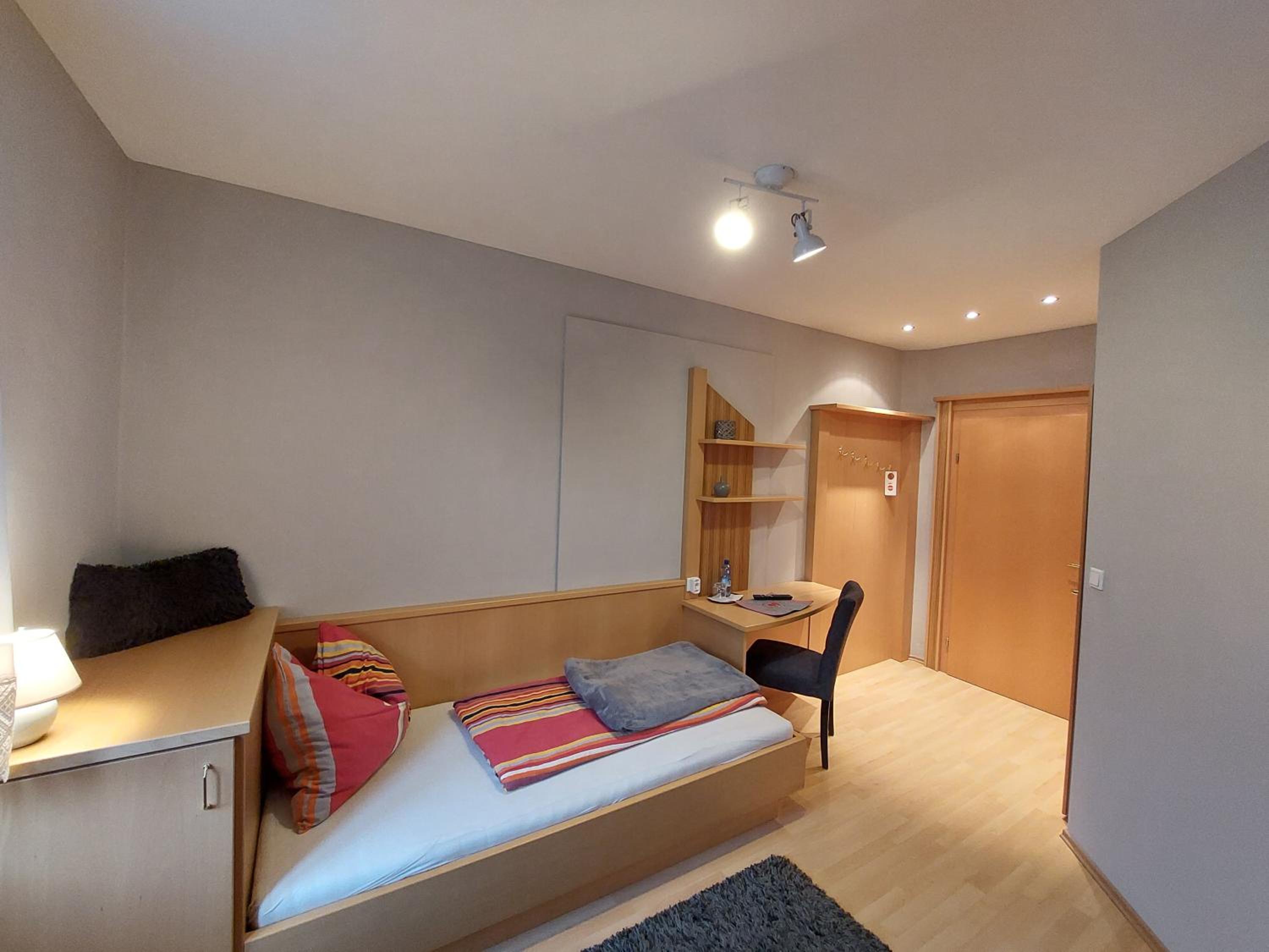 3 Raben - Leoben - Zimmer für Geschäftsreisende, Urlauber, Monteure und Handwerker, Polski Pensjonat Austria