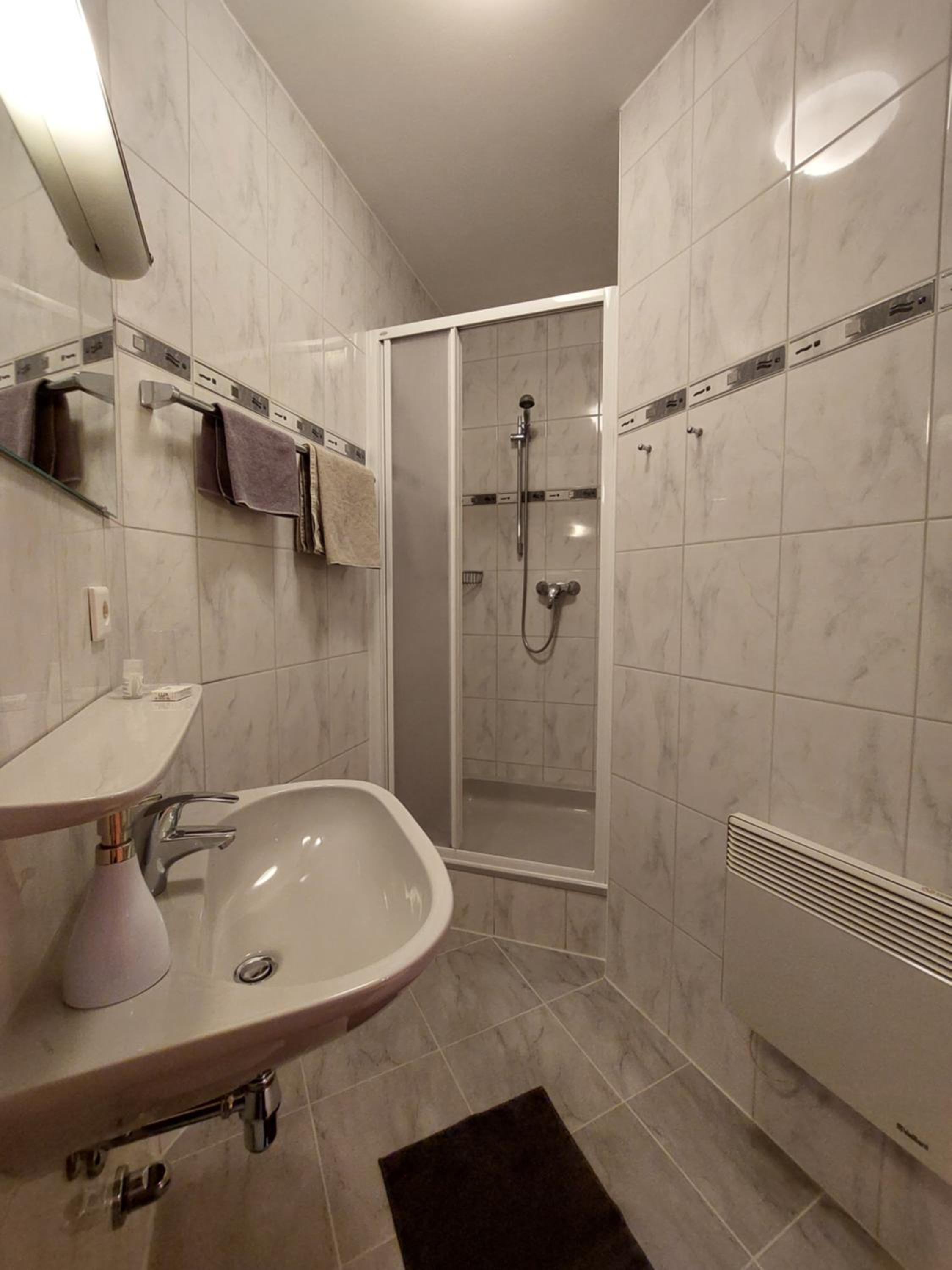 3 Raben - Leoben - Zimmer für Geschäftsreisende, Urlauber, Monteure und Handwerker, Polski Pensjonat Austria