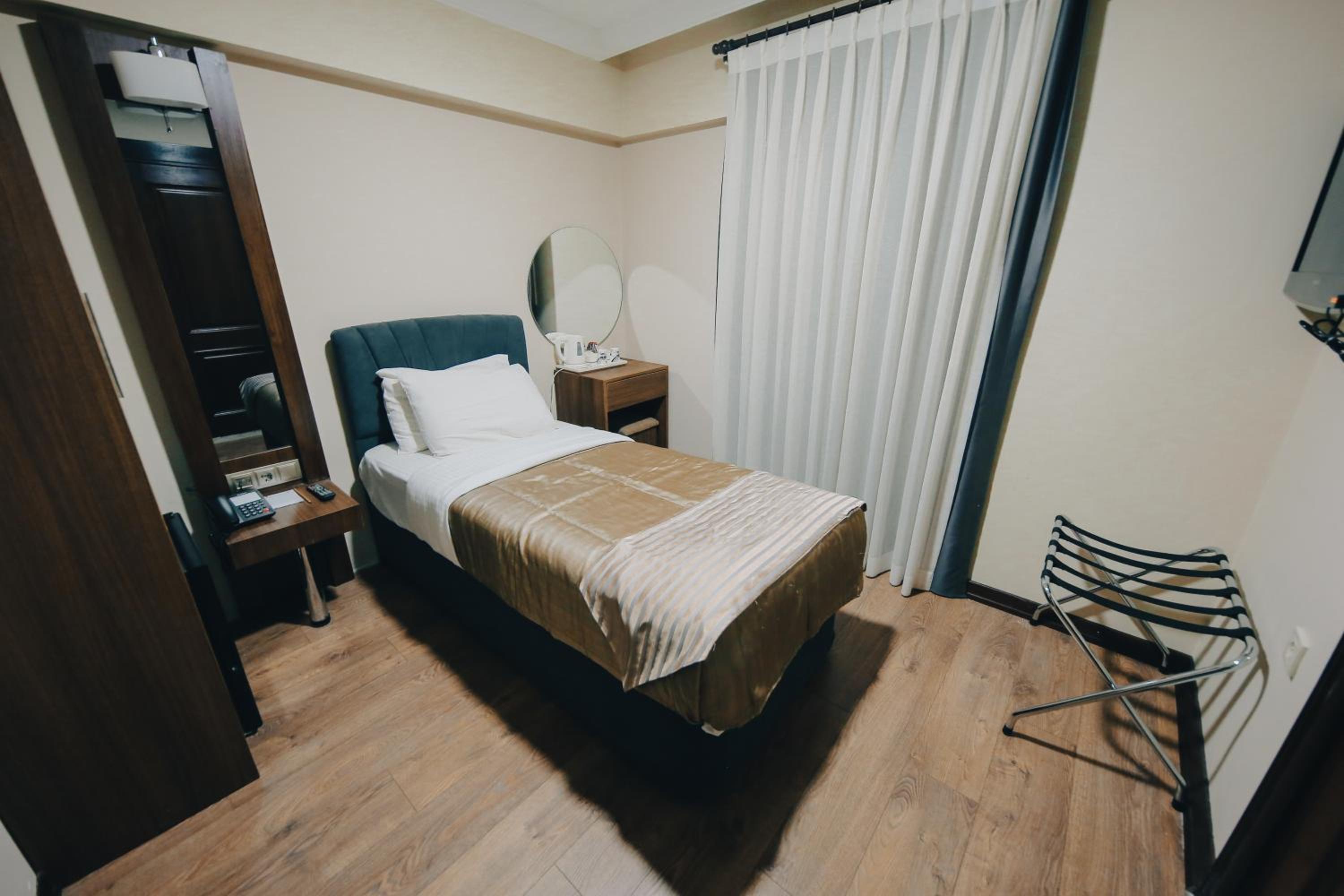 Red Green Hotel - Image 18