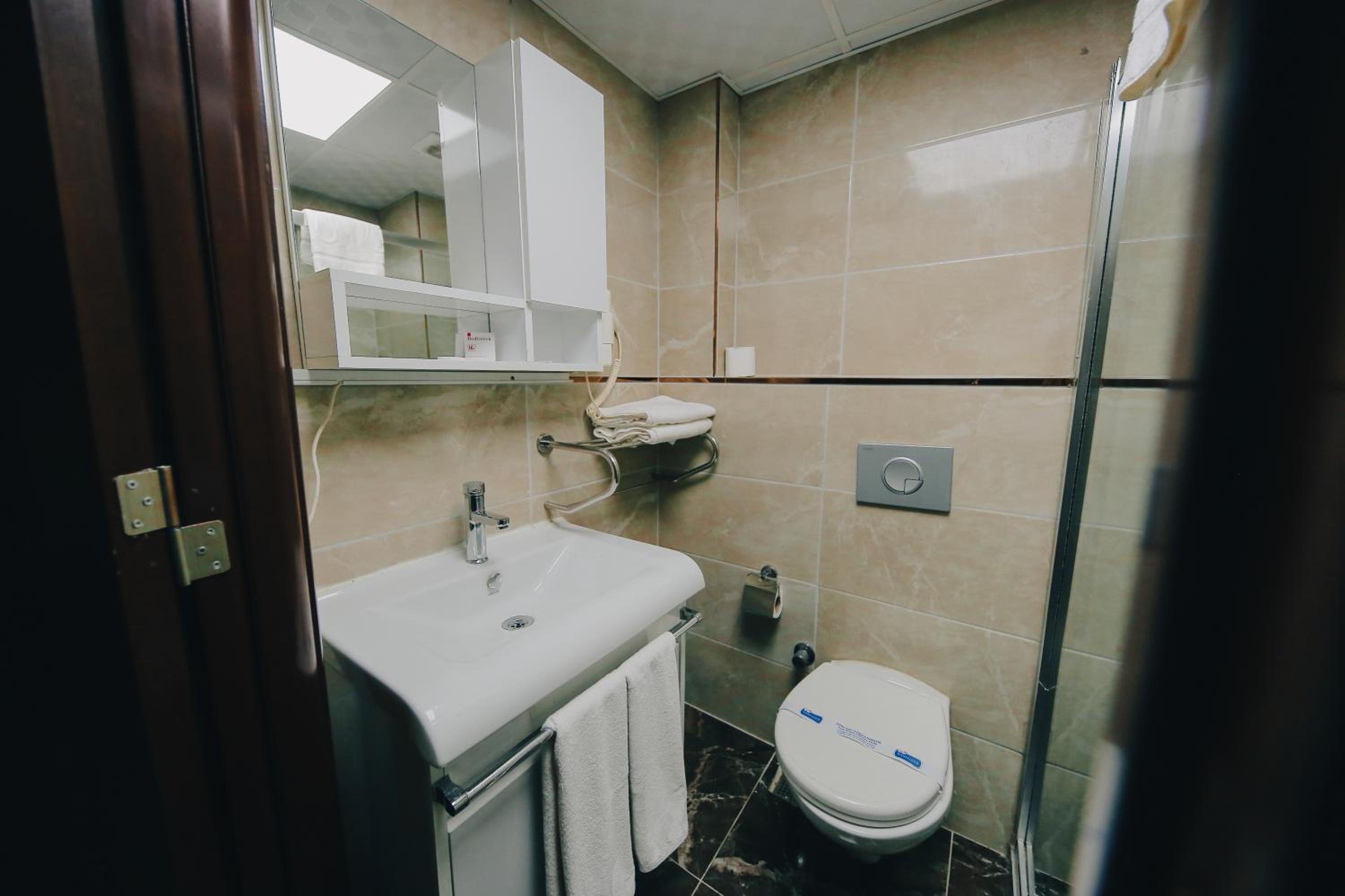 Red Green Hotel - Image 23