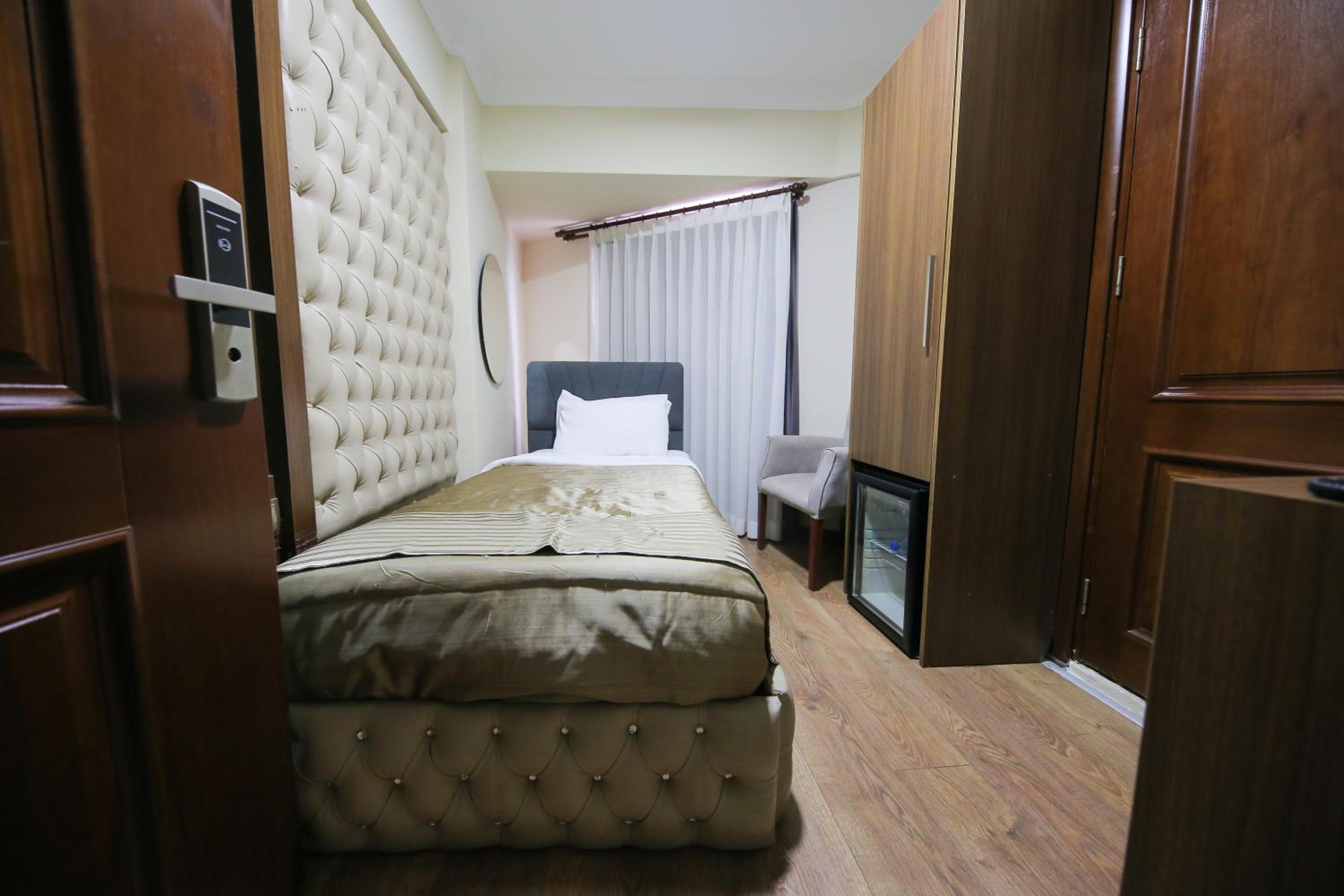 Red Green Hotel - Image 24