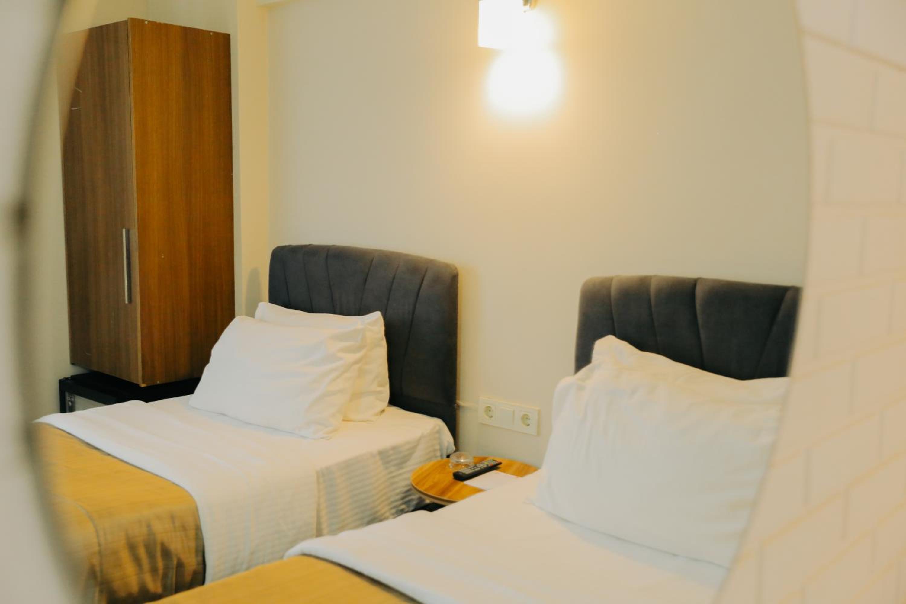 Red Green Hotel - Image 8