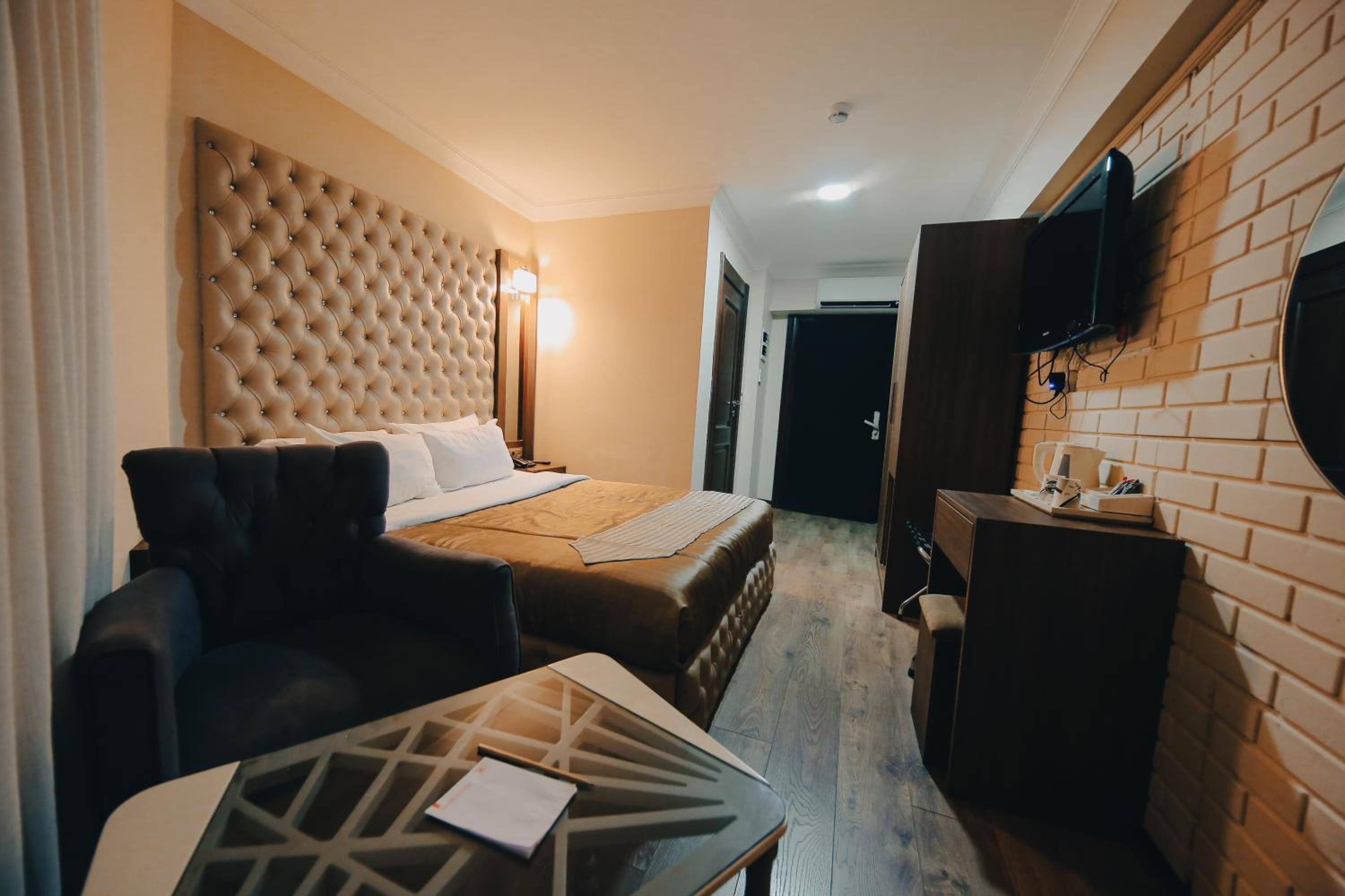 Red Green Hotel - Image 6