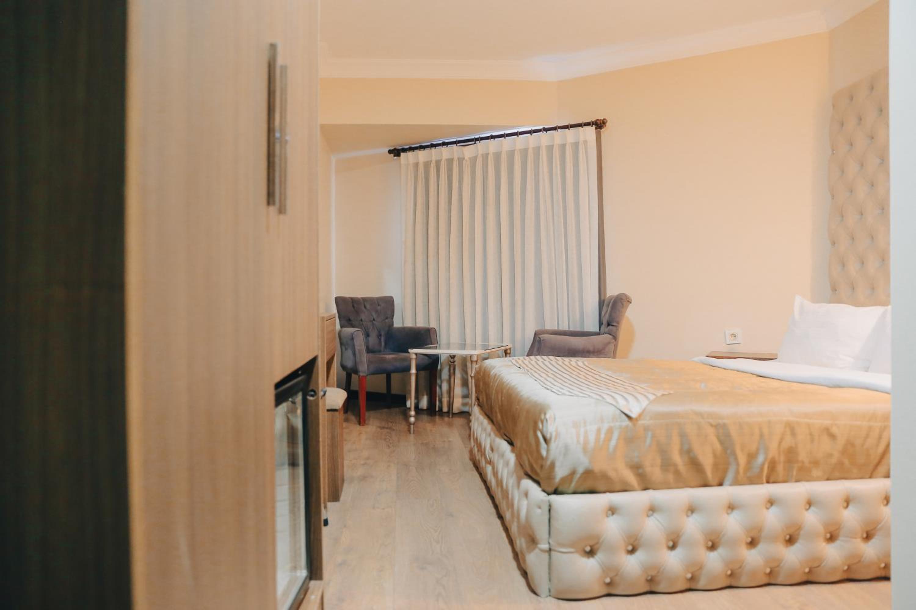 Red Green Hotel - Image 27