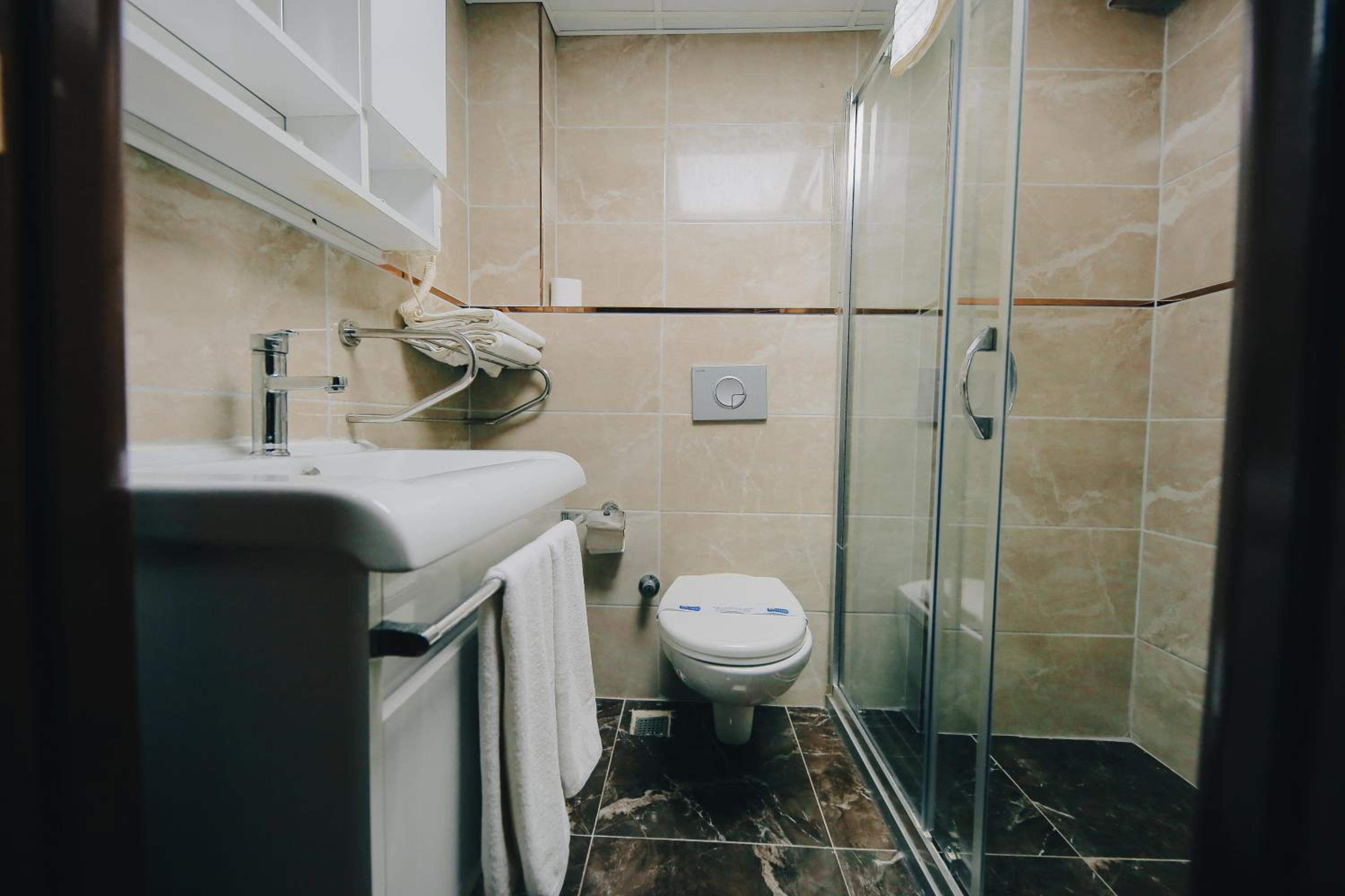 Red Green Hotel - Image 9