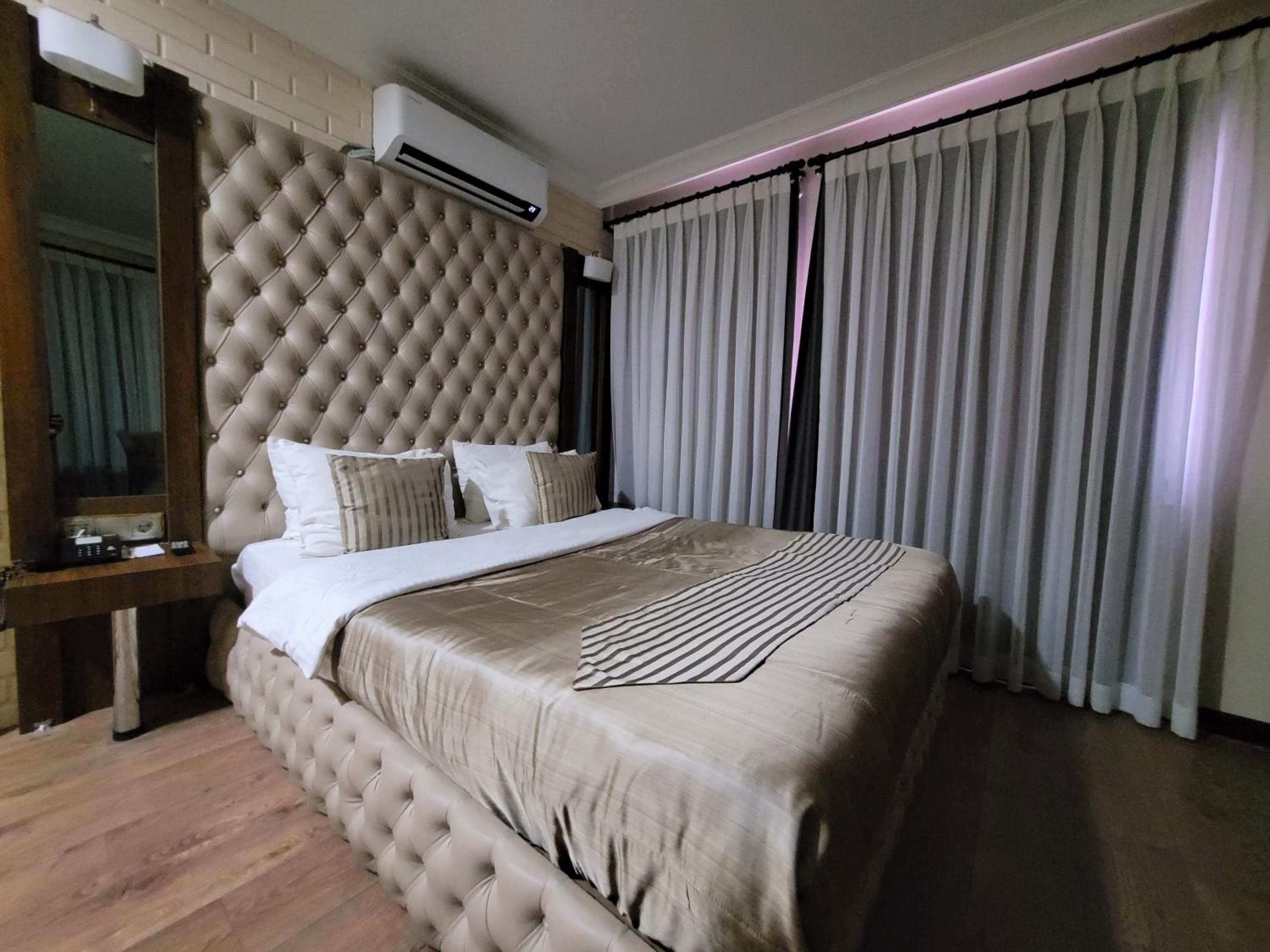Red Green Hotel - Image 28