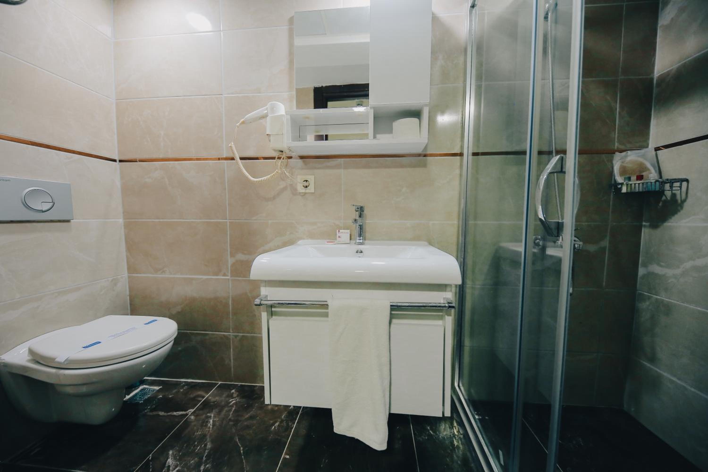 Red Green Hotel - Image 31