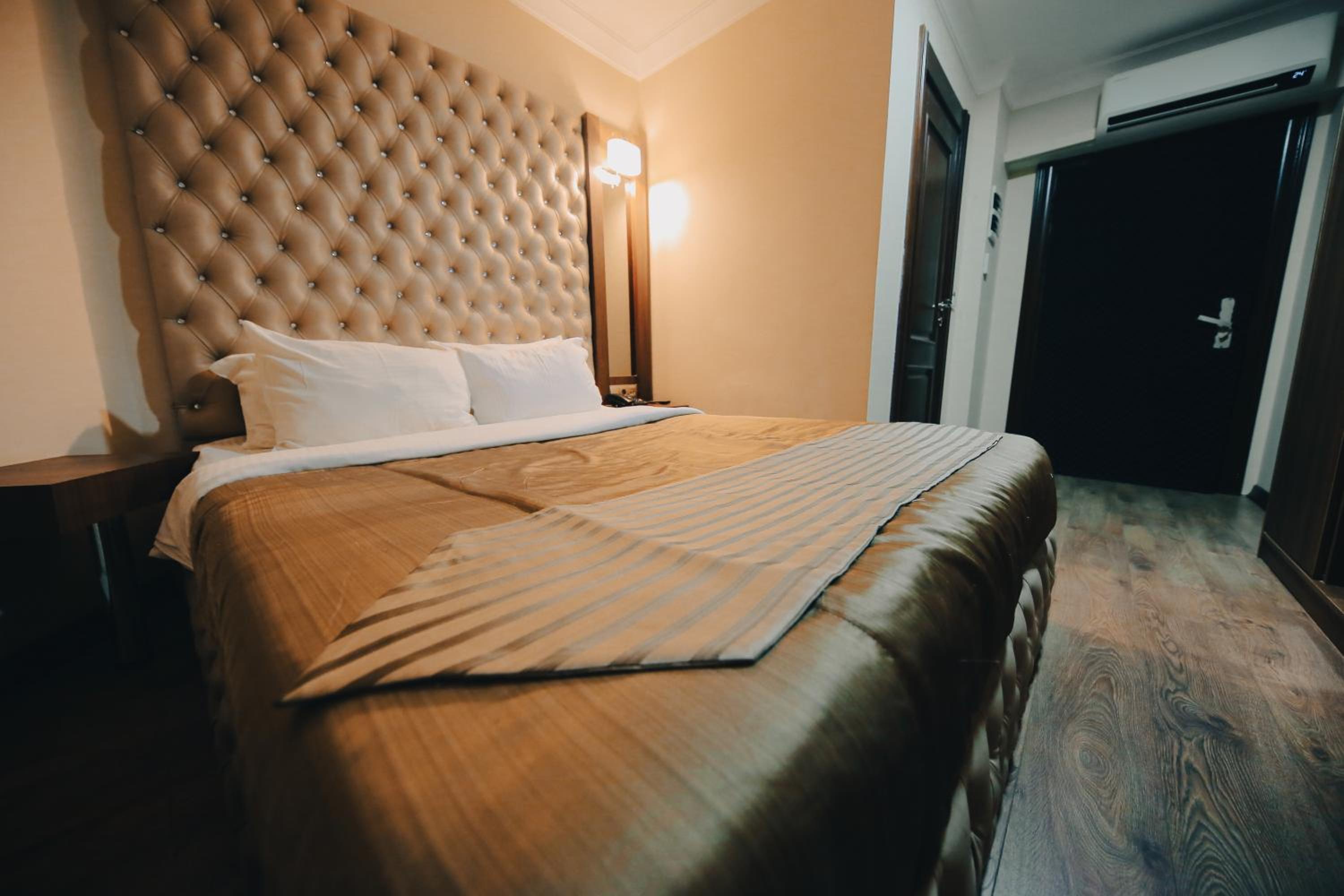 Red Green Hotel - Image 33