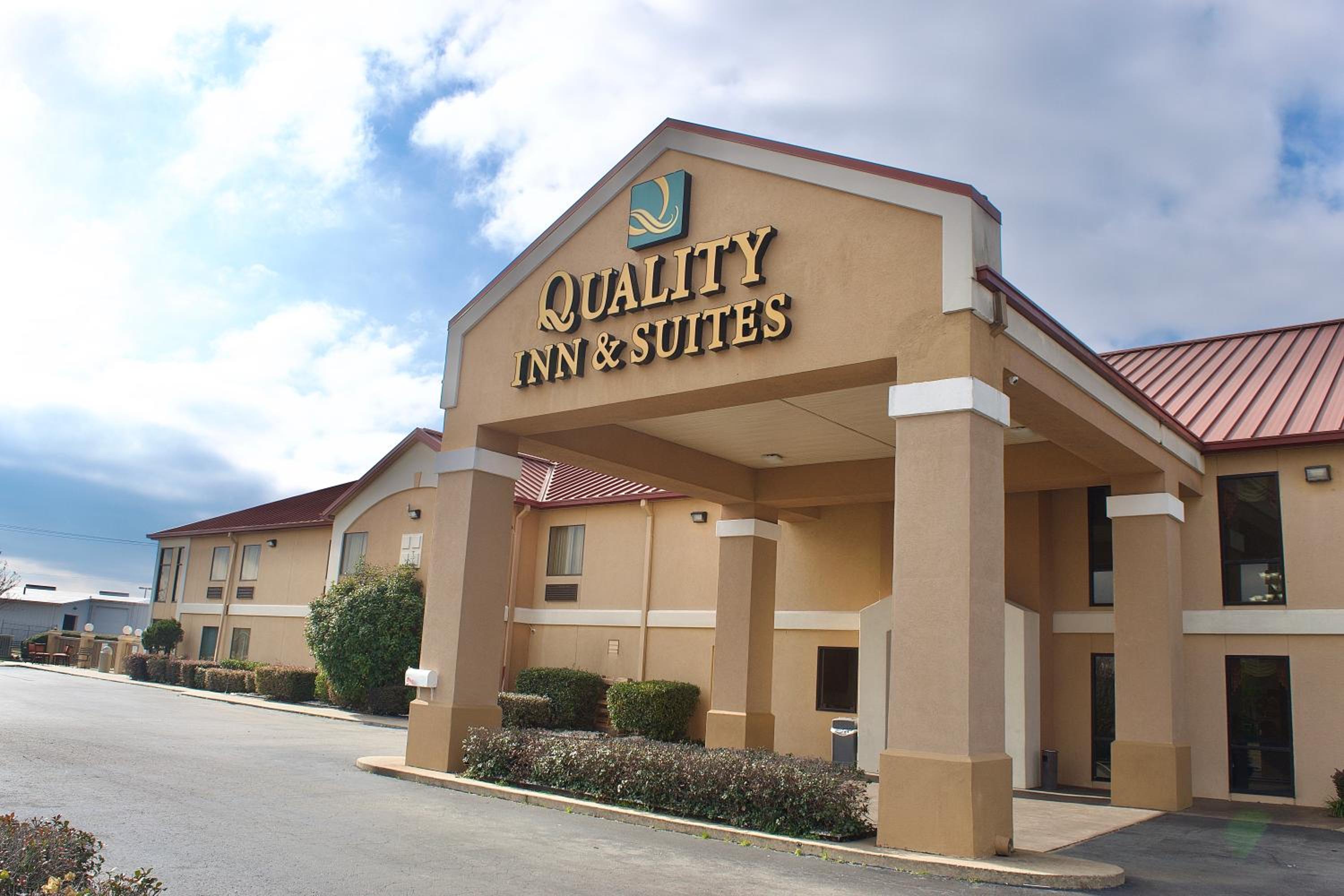 Pine Bluff Vacations - Quality Inn  Suites Pine Bluff - Property Image 3