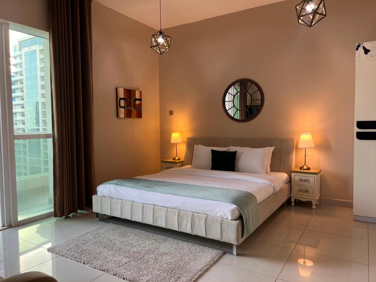 Two Continents Holiday Homes - Marina & Sea View 3 bedrooms Apartment