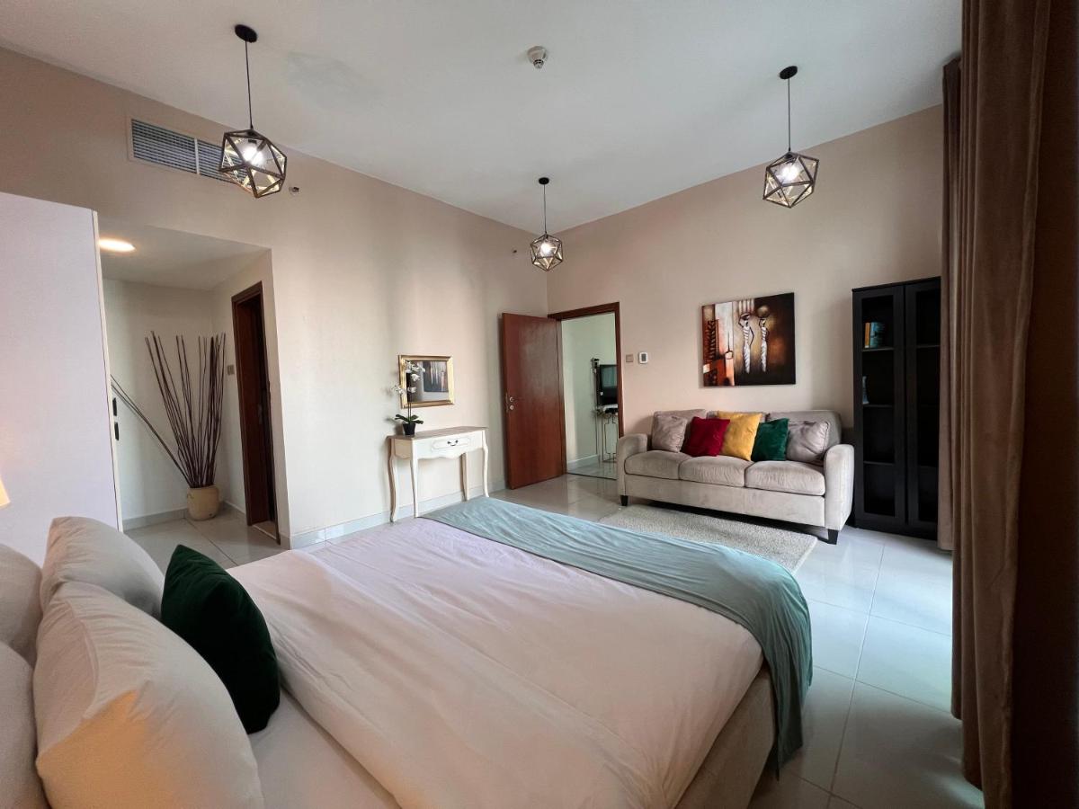 Two Continents Holiday Homes - Marina & Sea View 3 bedrooms Apartment