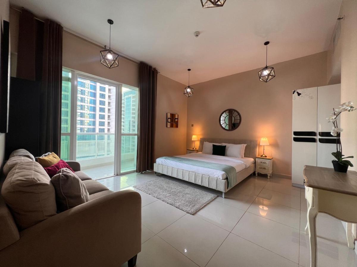 Two Continents Holiday Homes - Marina & Sea View 3 bedrooms Apartment