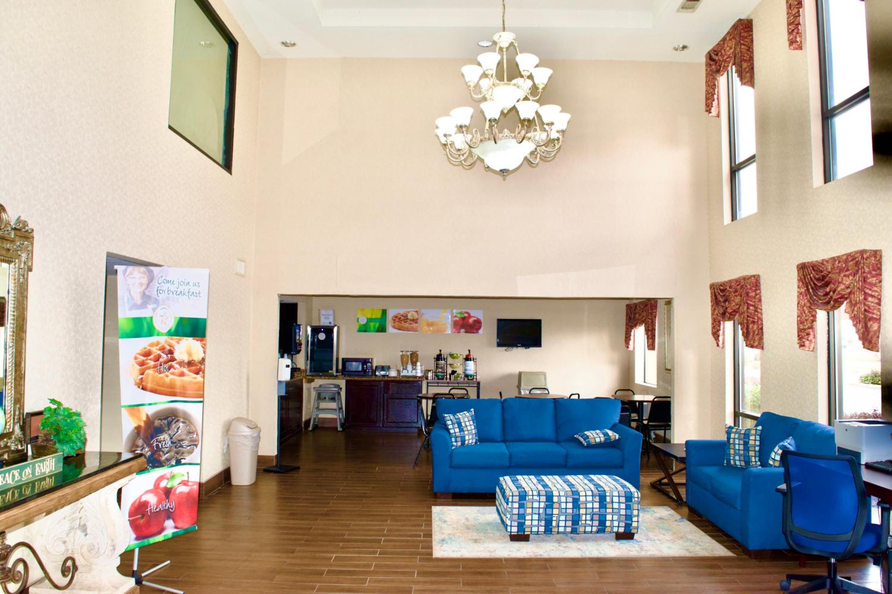 Pine Bluff Vacations - Quality Inn  Suites Pine Bluff - Property Image 5