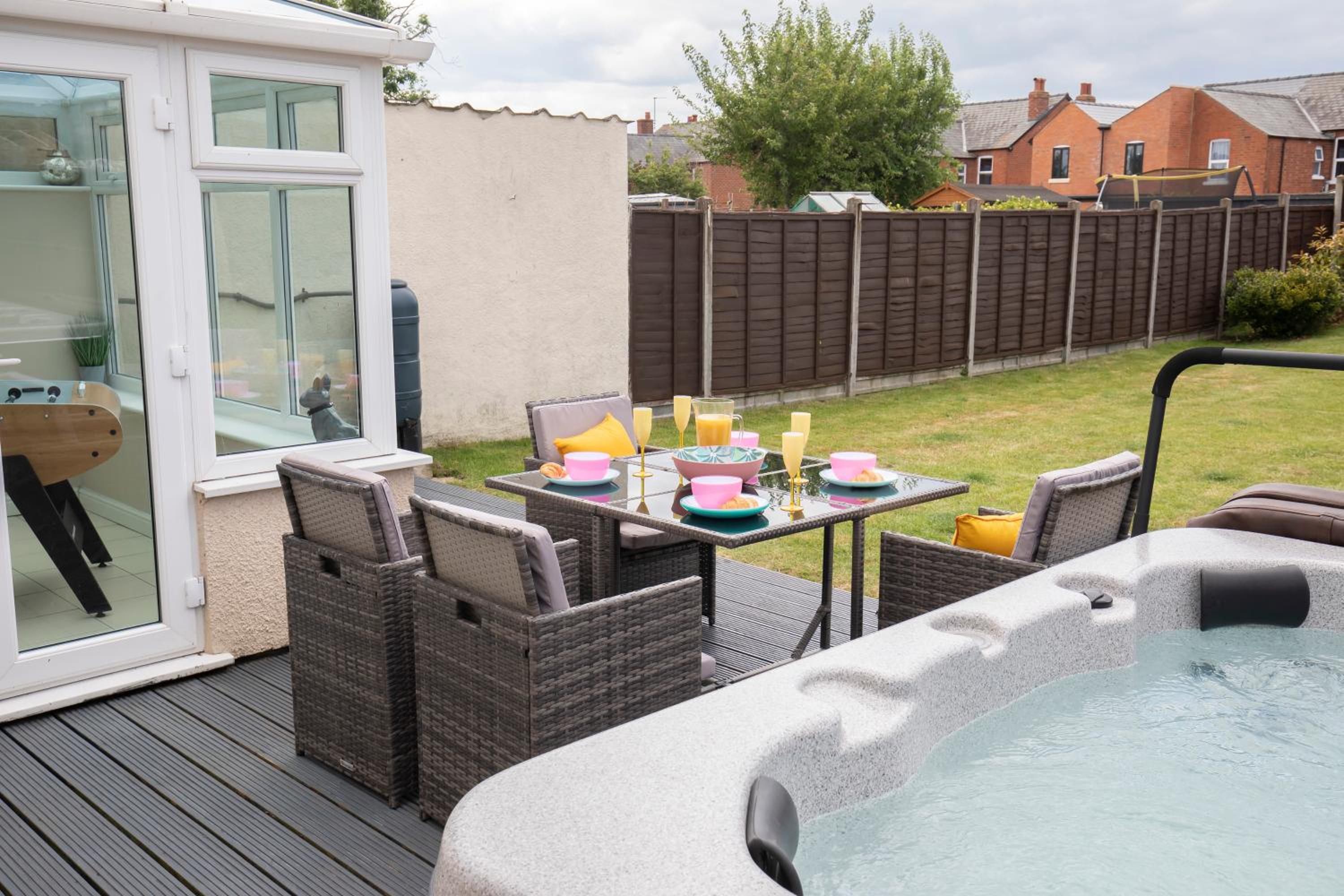 Hotel Modern Three Bedroom Gloucester Home - Image 1