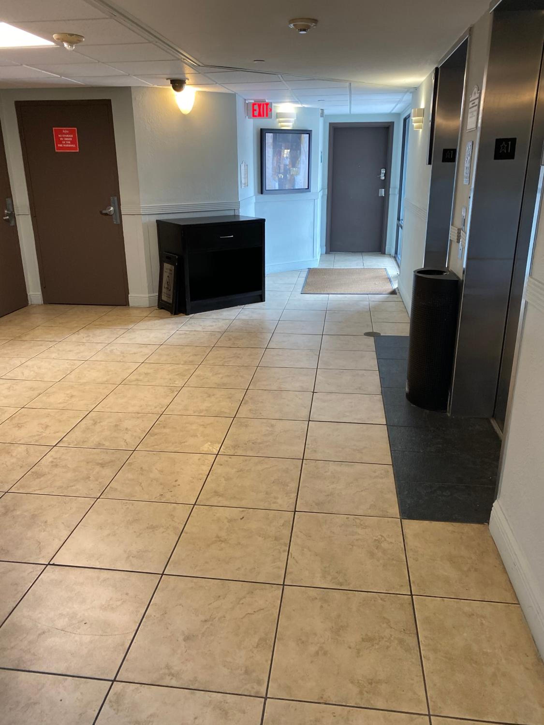 Deluxe Studio w/ Lakeview - free parking/pool