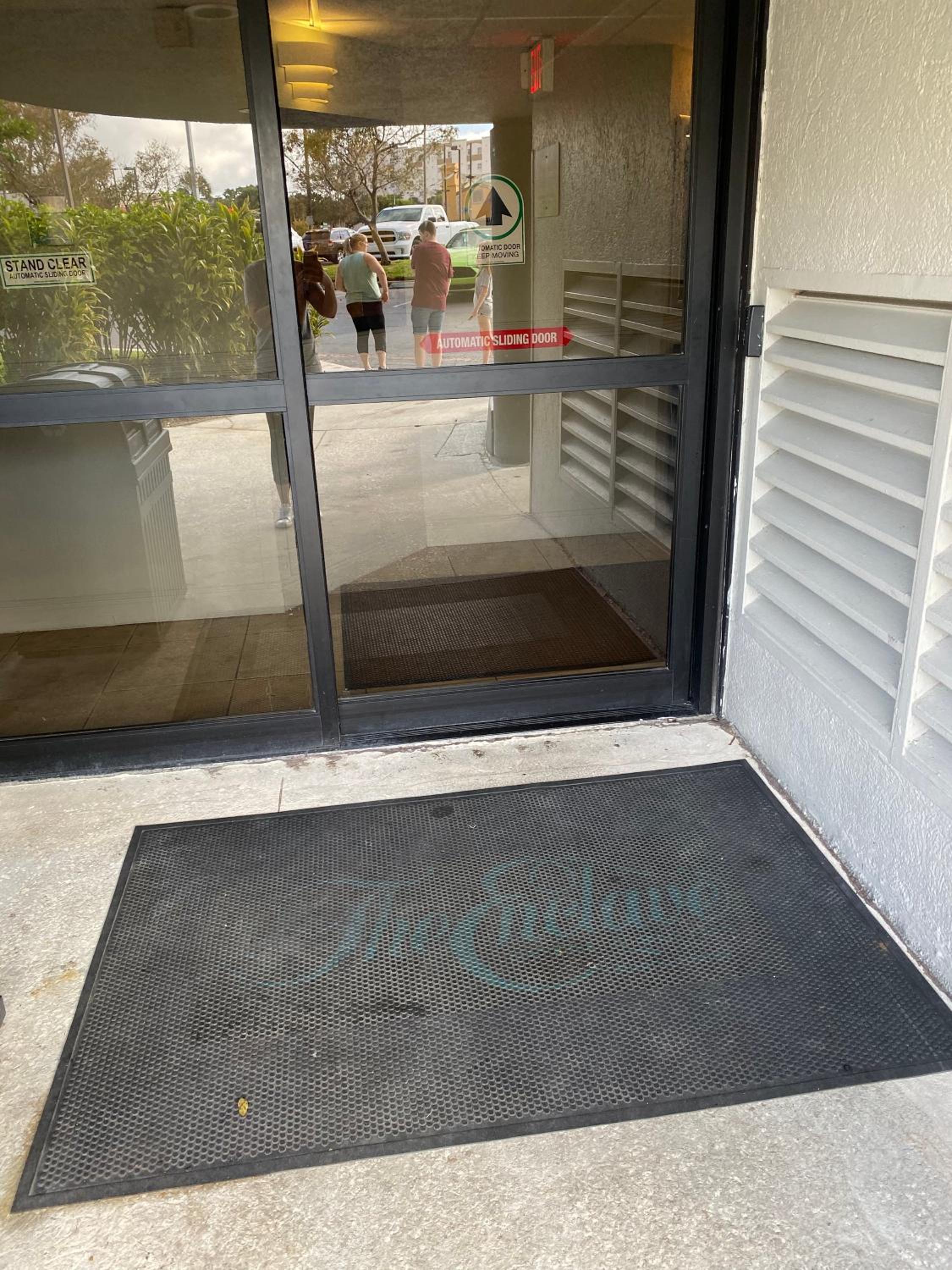 Deluxe Studio w/ Lakeview - free parking/pool