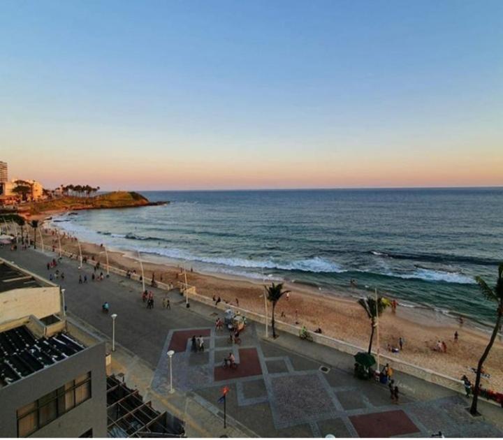 Farol Barra Flat. Vista Mar no Circuito do Carnaval . Em frente a praia.