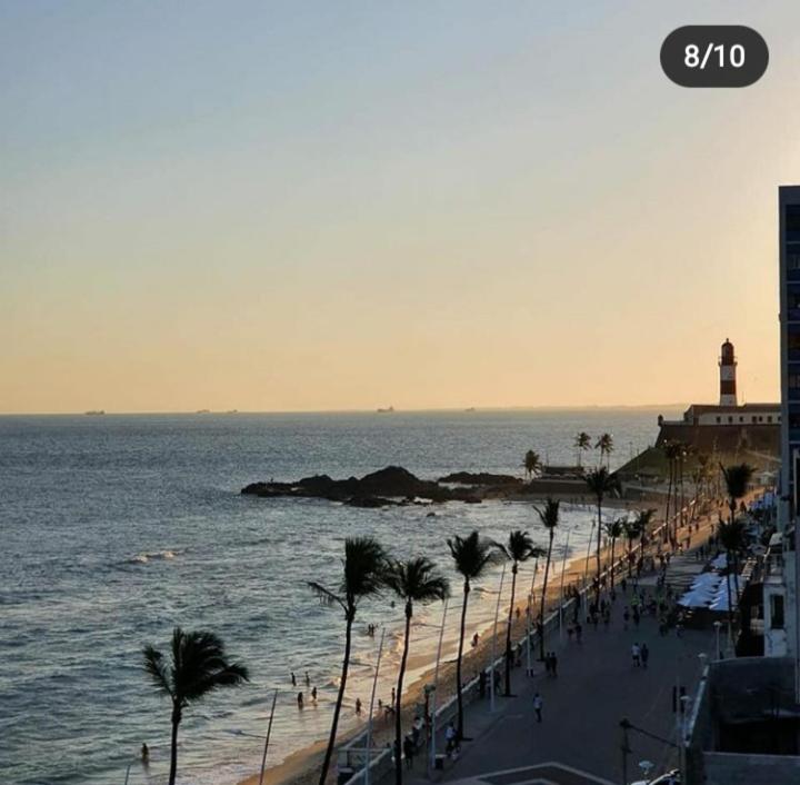 Farol Barra Flat. Vista Mar no Circuito do Carnaval . Em frente a praia.