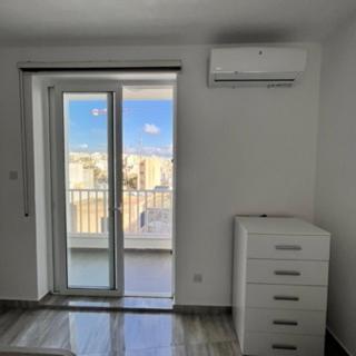 F9 Room 3, Private Room two single beds with shared bathroom in shared Flat