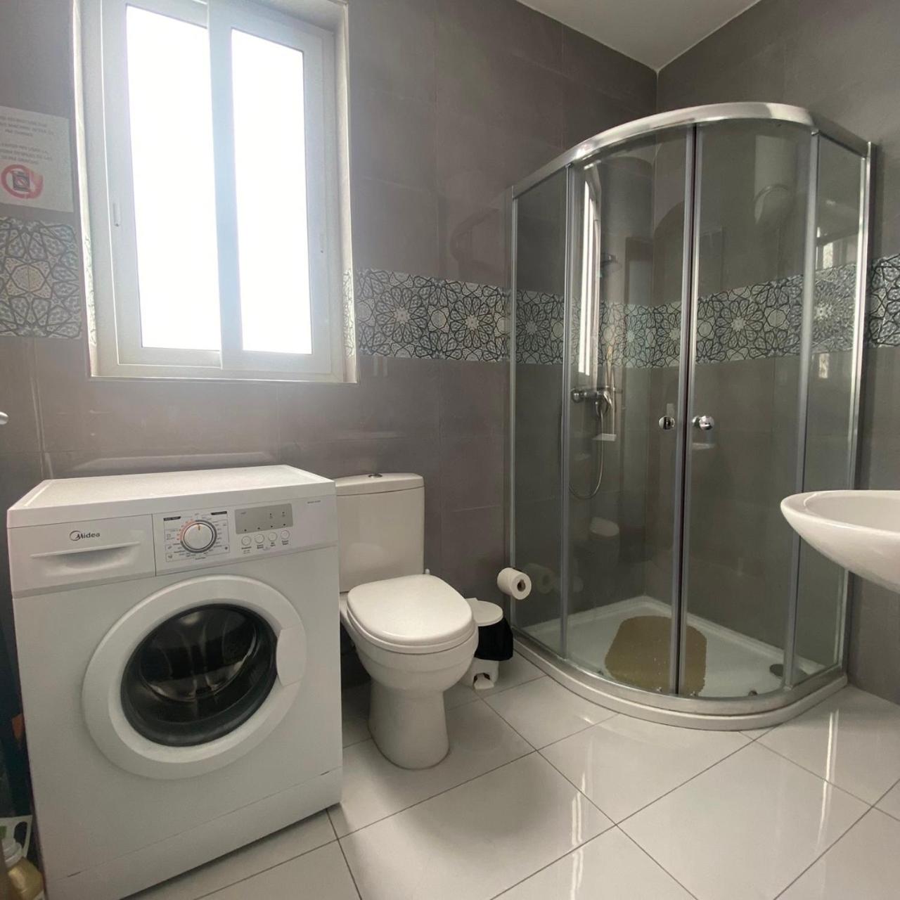F9 Room 3, Private Room two single beds with shared bathroom in shared Flat