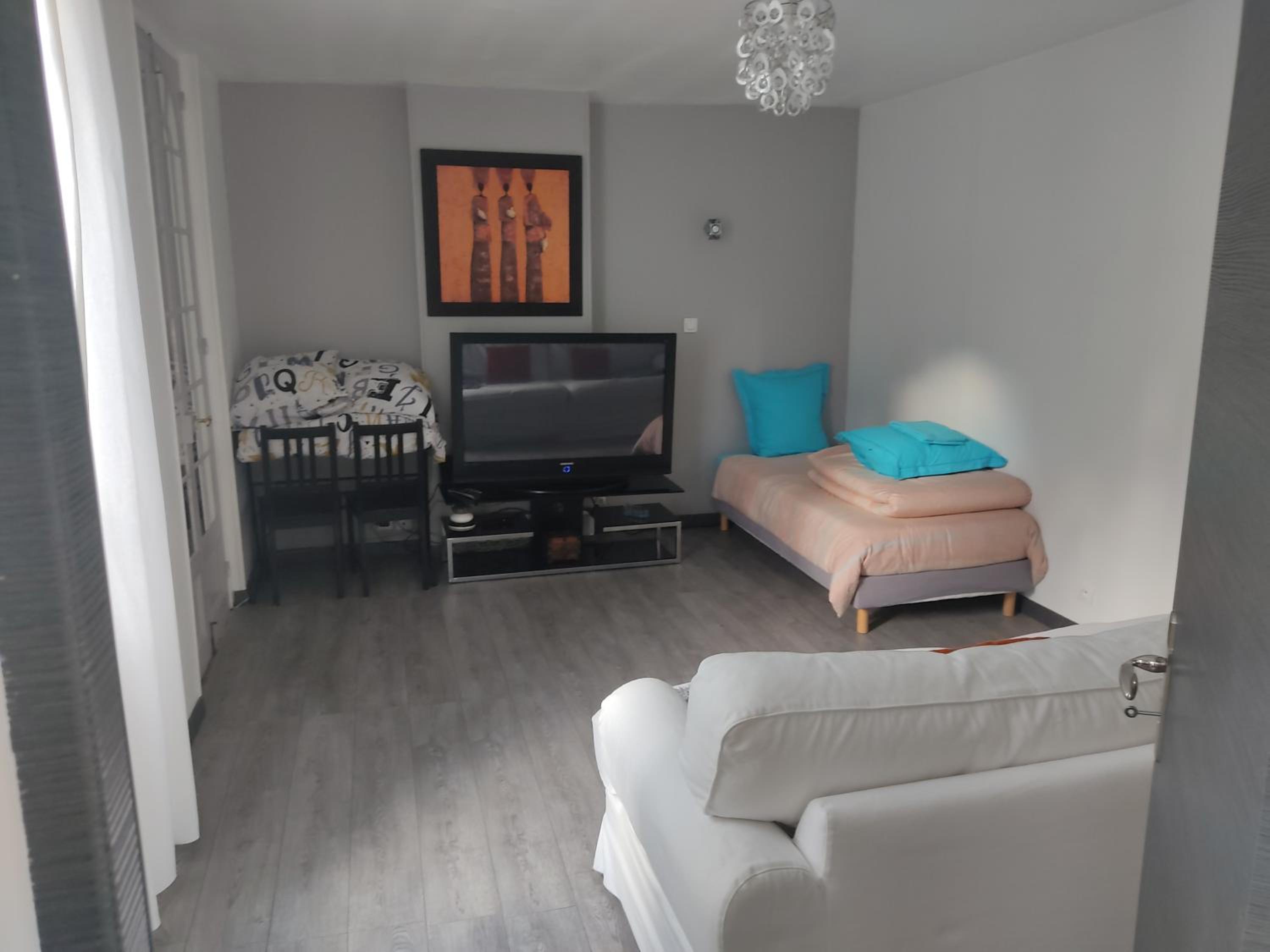 appartement individuelle refais a neuf,ds maison de maître,6 couchages dont un lit kingsize,cuisine avec lave vaisselle,rue privative pour se garer, access