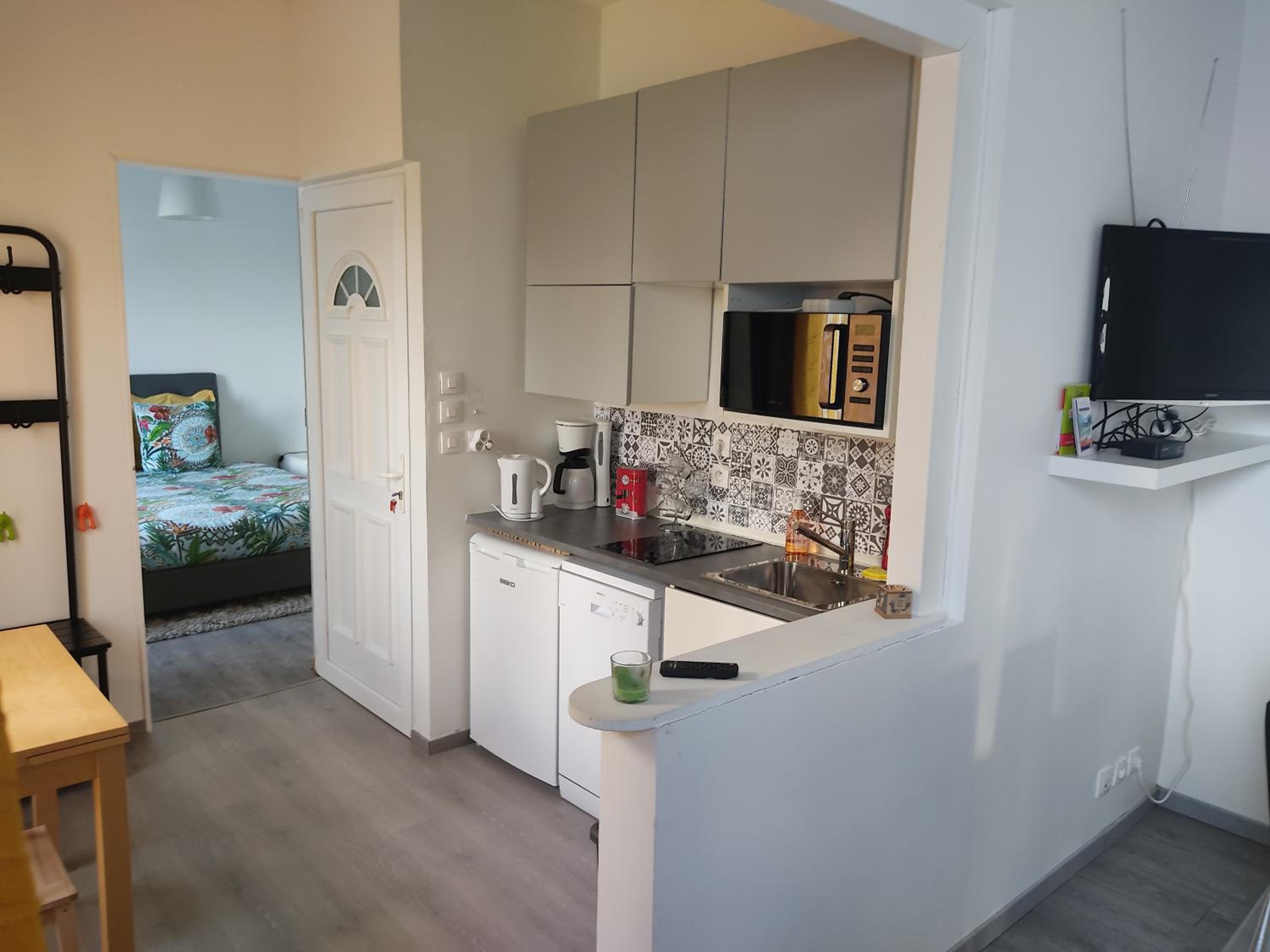 appartement individuelle refais a neuf,ds maison de maître,6 couchages dont un lit kingsize,cuisine avec lave vaisselle,rue privative pour se garer, access