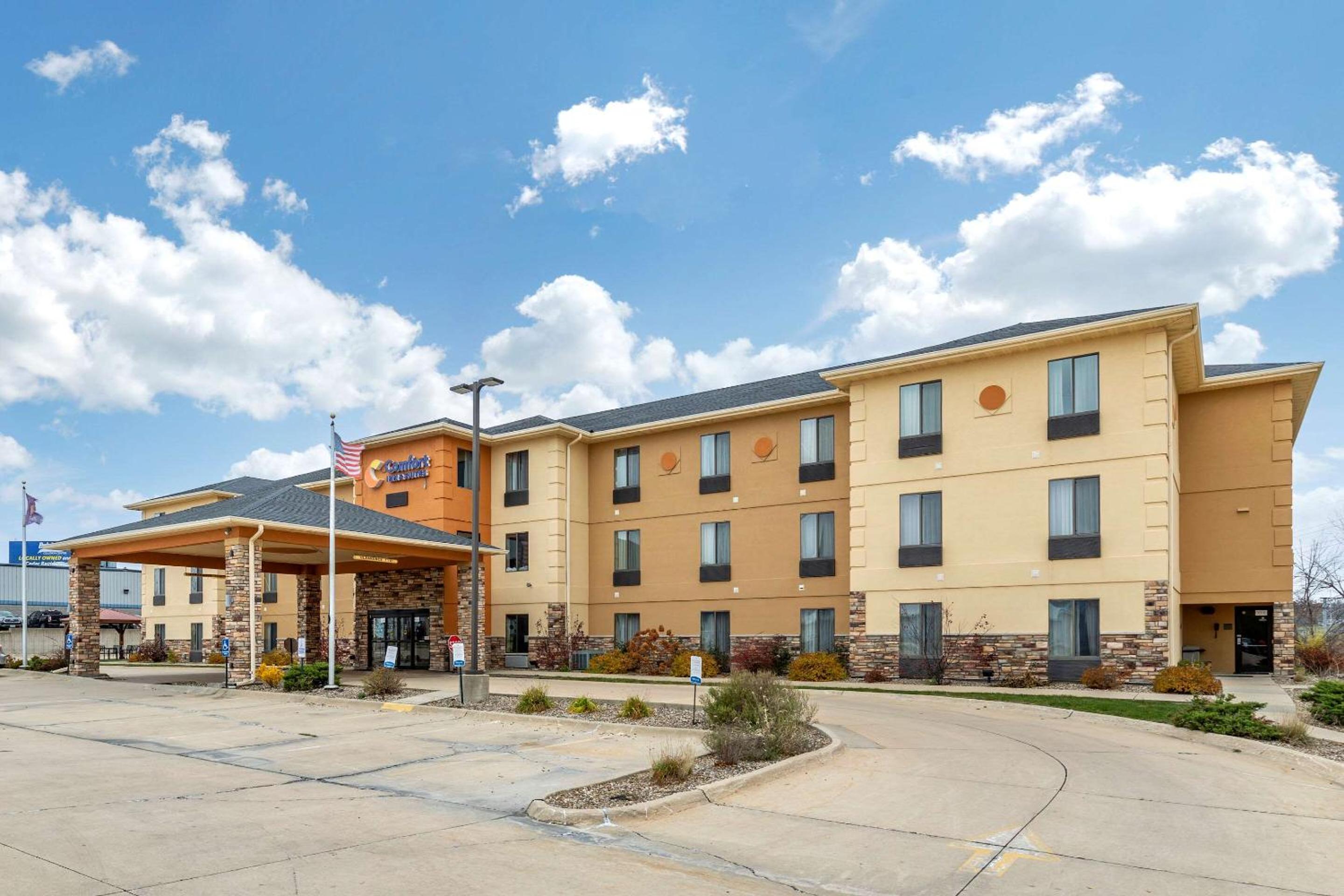 Cedar Rapids Vacations - Comfort Inn  Suites Cedar Rapids North - Collins Road - Property Image 1