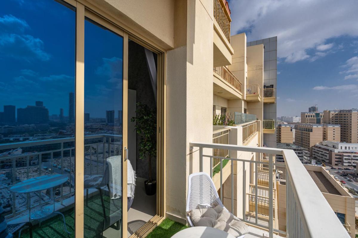 HiGuests - Luxurious 1BR Apartment with balcony in JVC