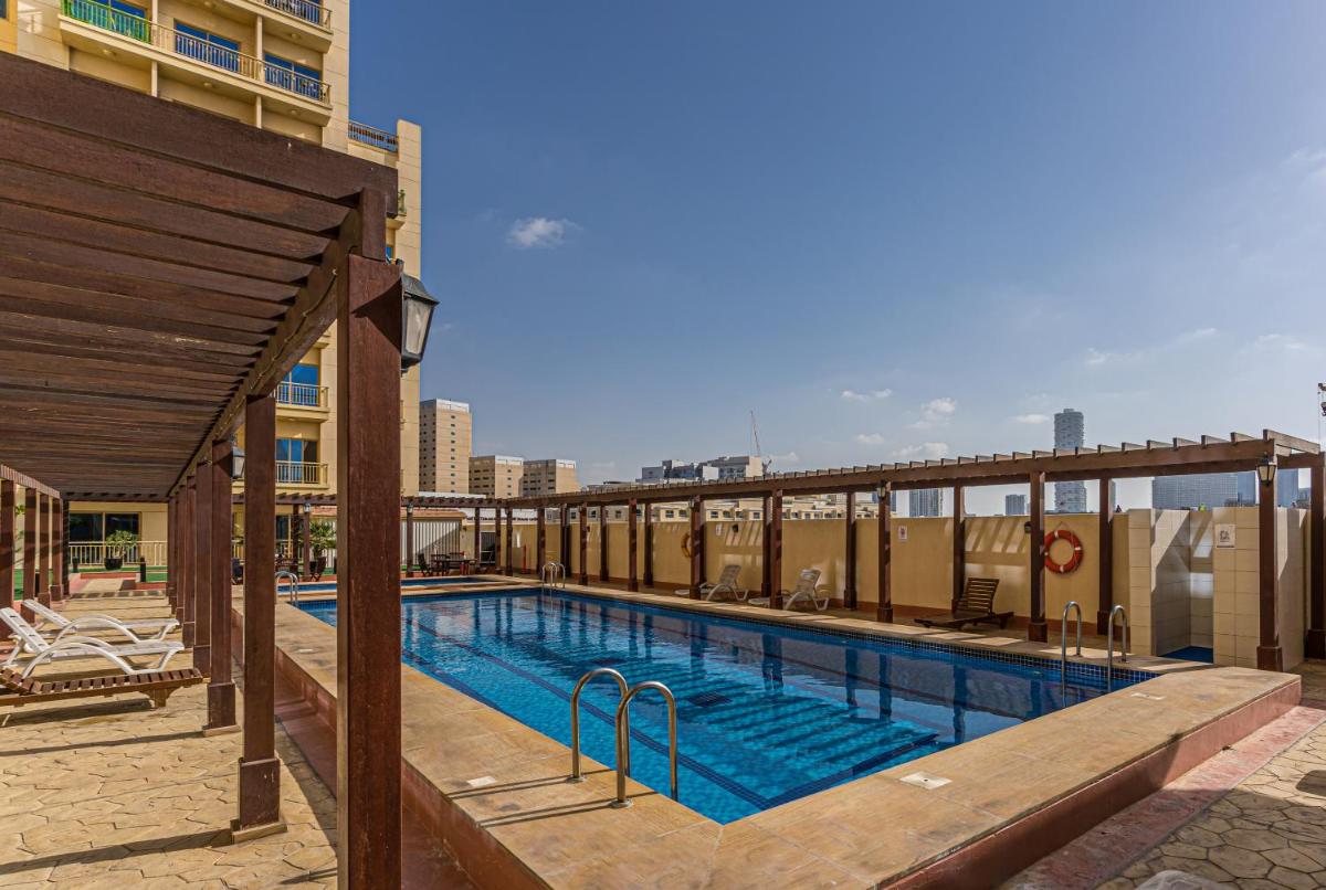 HiGuests - Luxurious 1BR Apartment with balcony in JVC