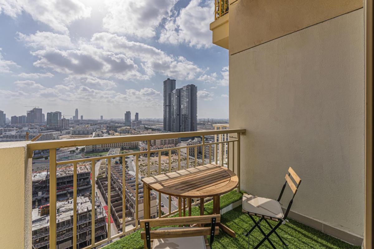 HiGuests - Luxurious 1BR Apartment with balcony in JVC
