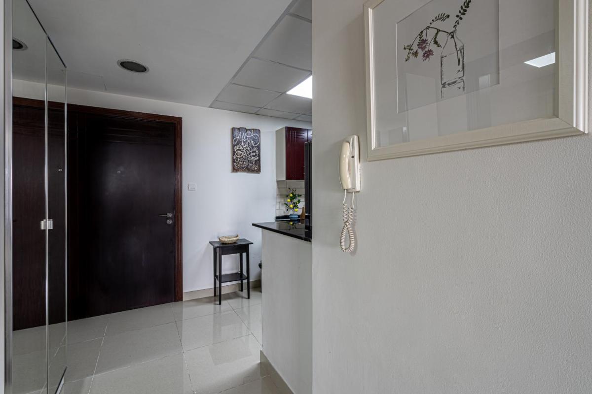HiGuests - Luxurious 1BR Apartment with balcony in JVC