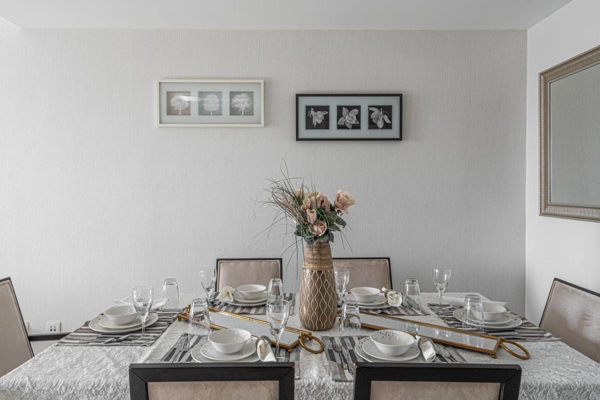 HiGuests - Luxurious 1BR Apartment with balcony in JVC