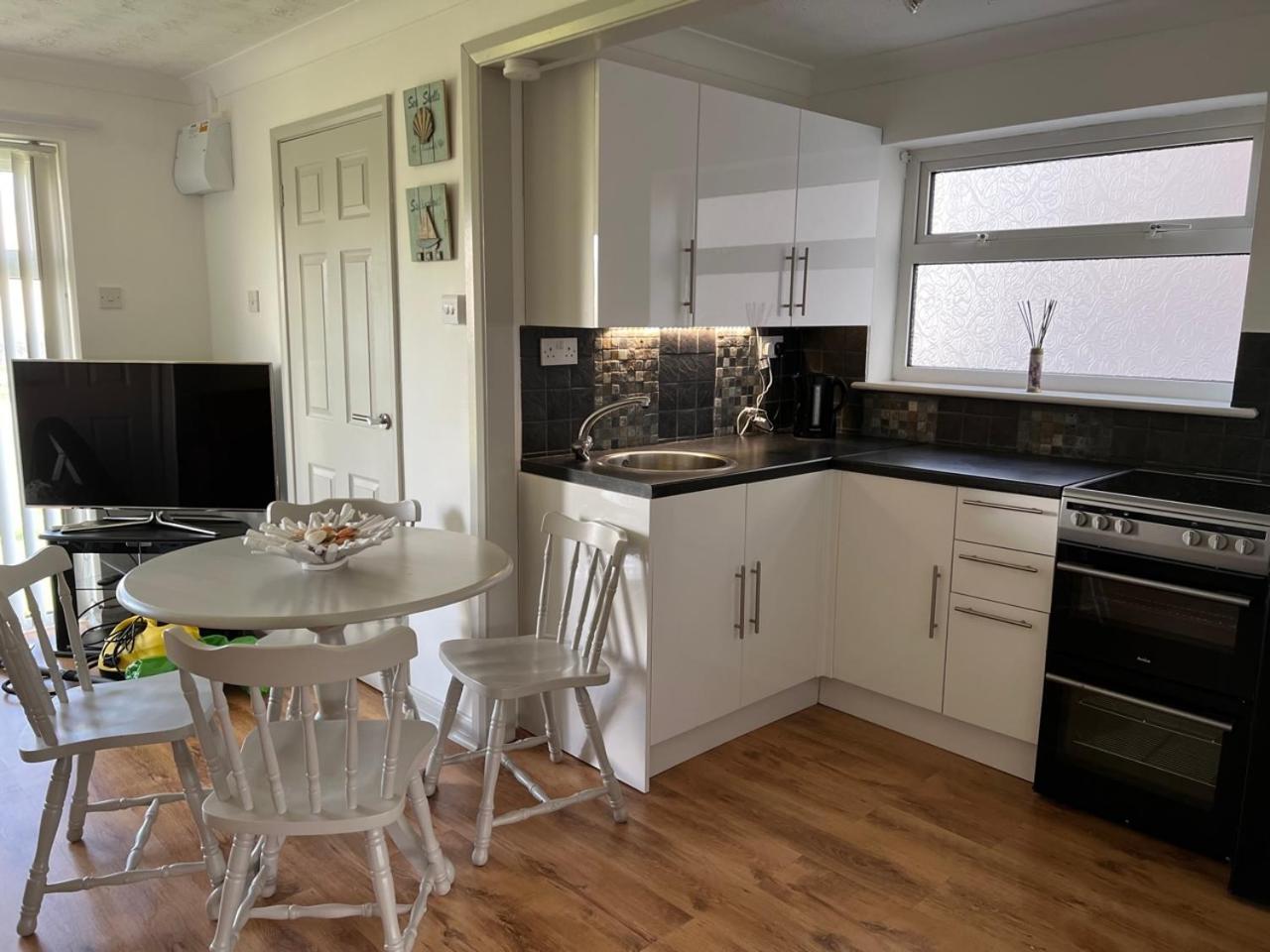 Gone To The Beach Flat 1 view 4