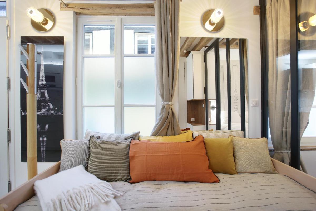 Superb apartment Place des Vosges Le Marais (Charles V)