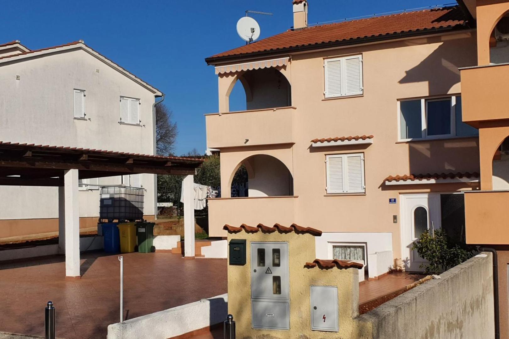 Apartments Labinac in Vabriga with garden close to sea view 4