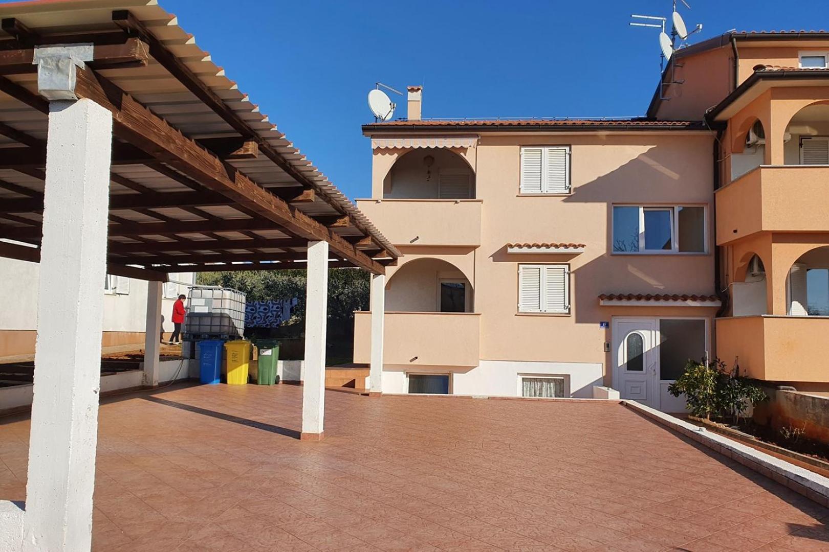 Apartments Labinac in Vabriga with garden close to sea view 2