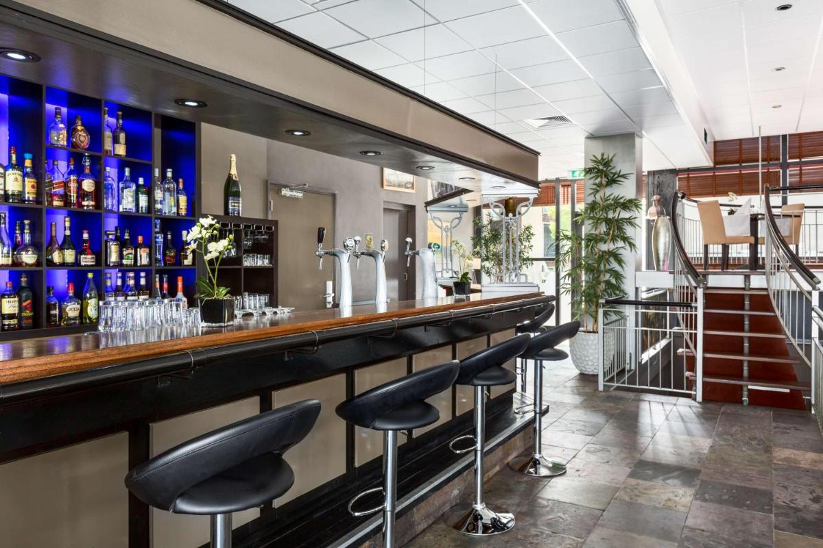bar
