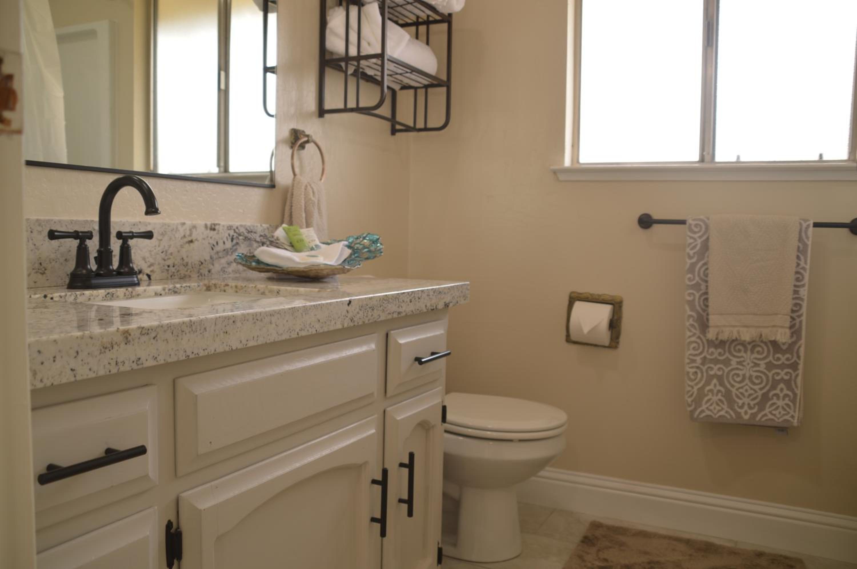Beautiful 3 bedroom home located near Yosemite view 3