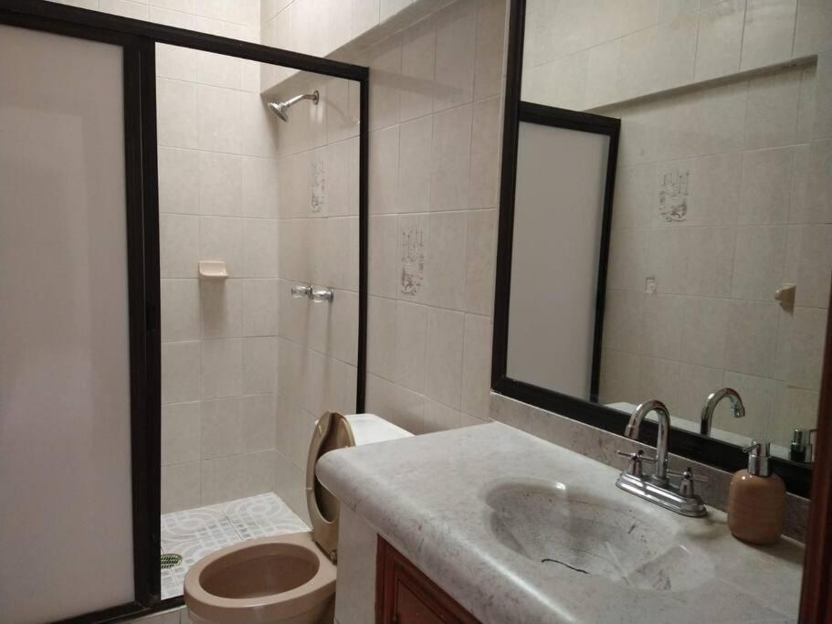HERMOSA CASA EN CUERNAVACA: JARDÍN DEL LAGO view 4