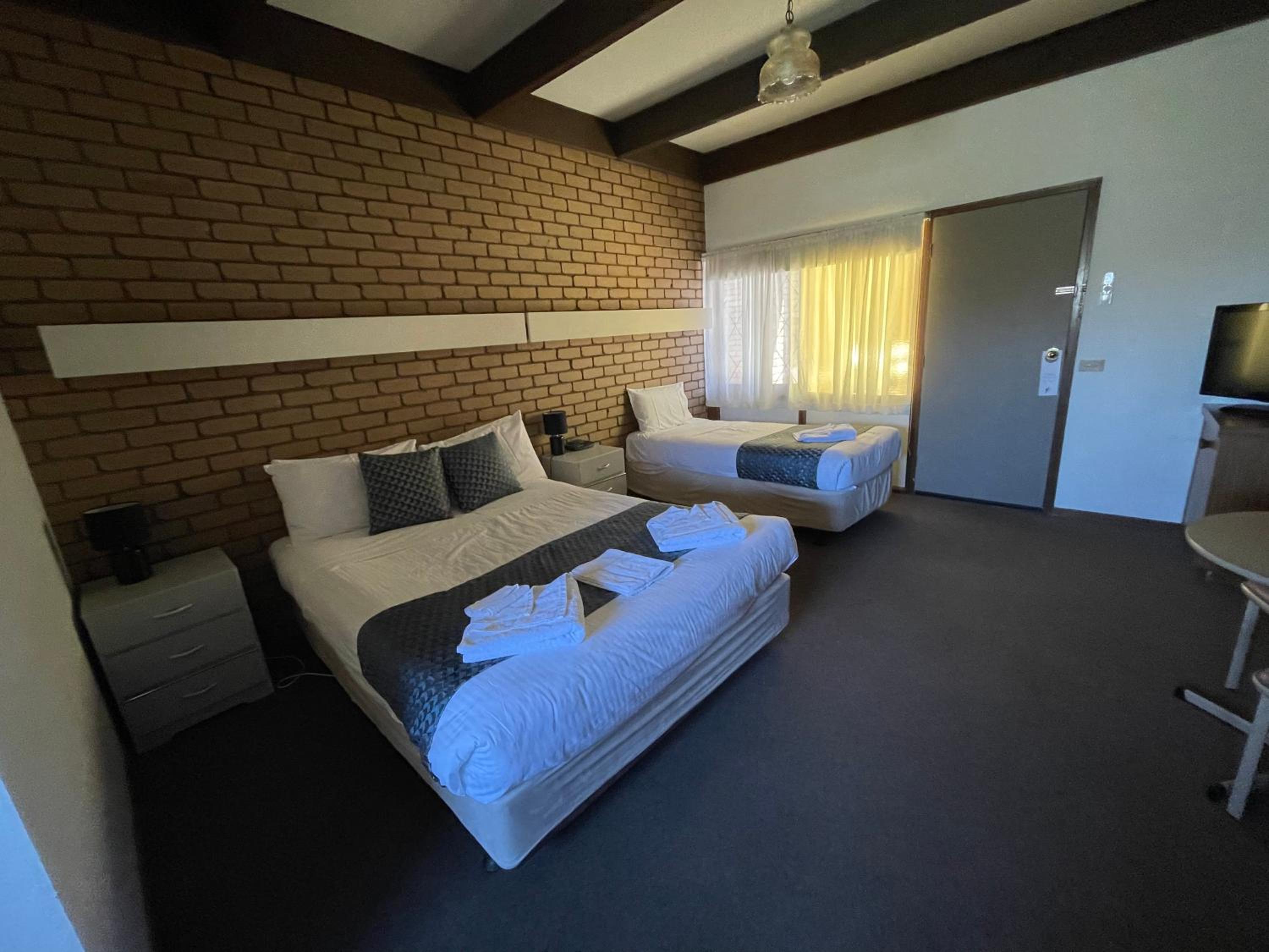 SHEPPARTON MOTOR INN Tudor House Motel