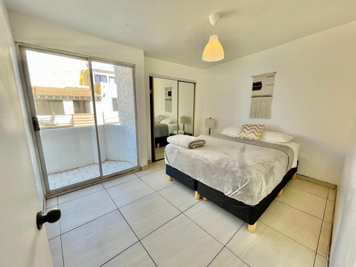 Beach Casa - Sleeps 8, Comfy Queen Beds & Views view 4