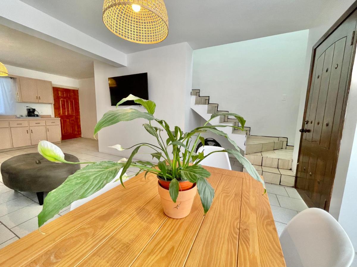 Beach Casa - Sleeps 8, Comfy Queen Beds & Views view 3