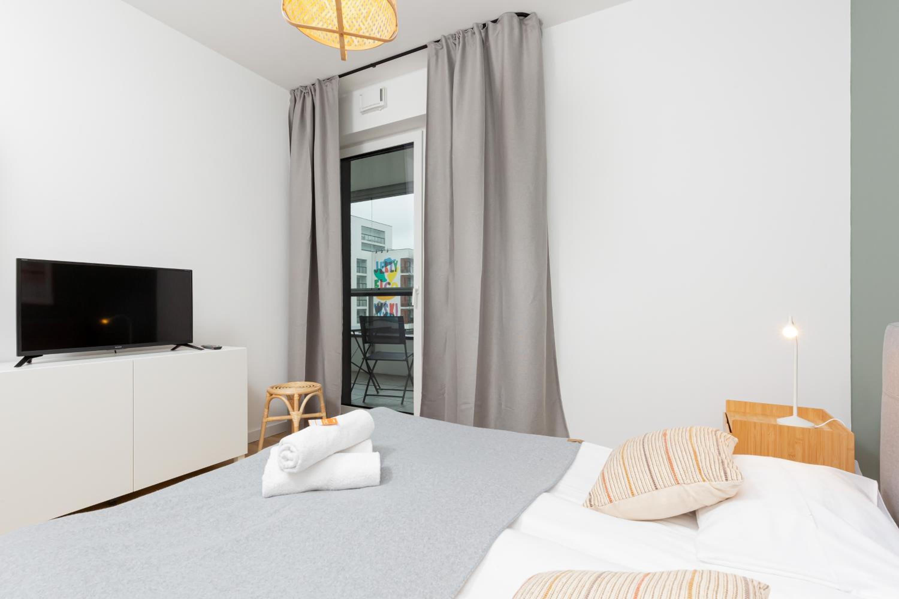 Artistic Żoliborz Apartments by Renters view 4