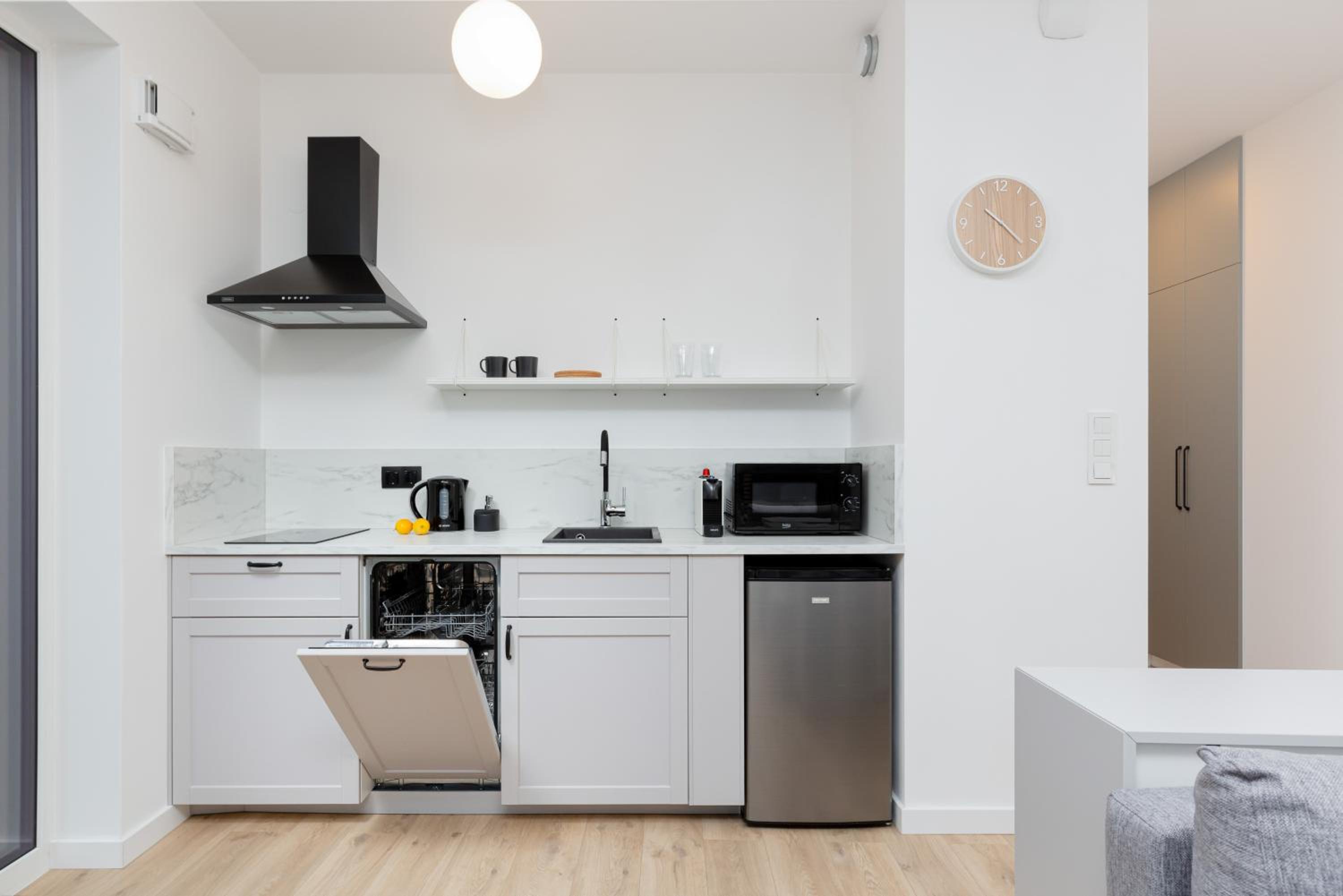 Artistic Żoliborz Apartments by Renters view 5