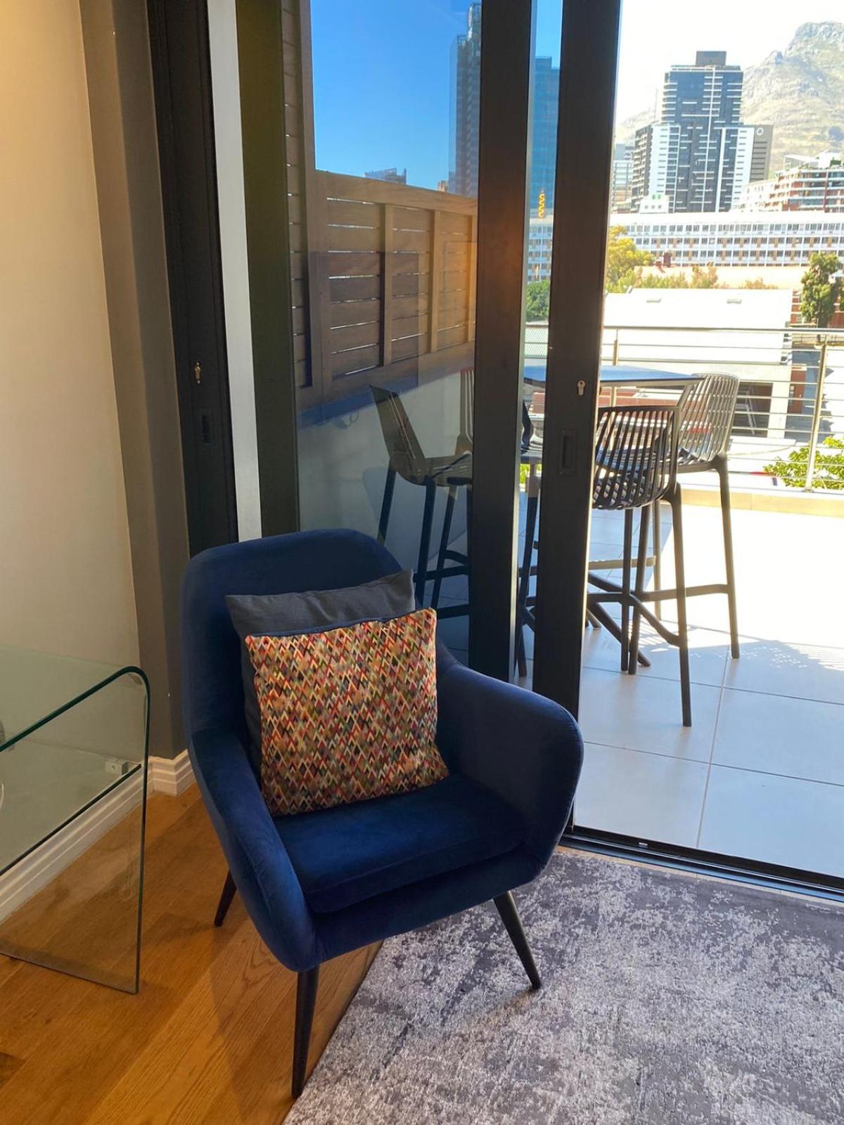 Hotel Modern Apartment in The Docklands, de Waterkant, Cape Town stunning views, gorgeous pool deck - Image 1