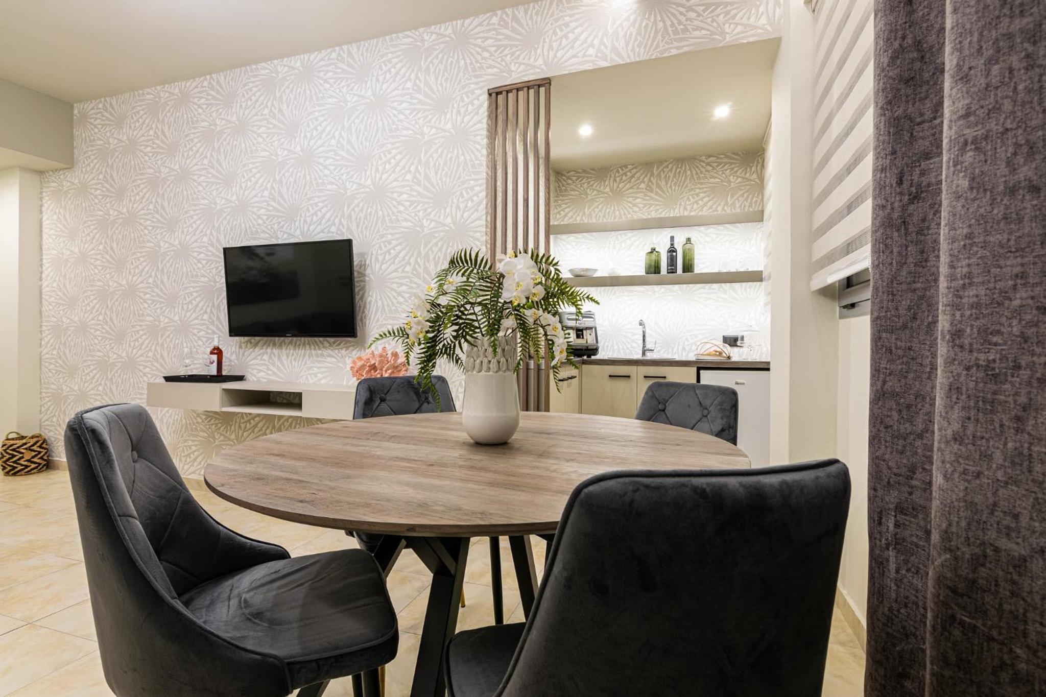 Mouria Studios & Apartments