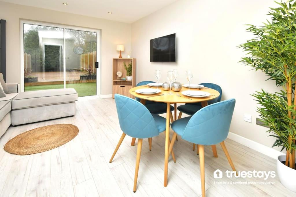 Bowlers House by Truestays - 2 Bedroom House in Stoke-on-Trent view 3